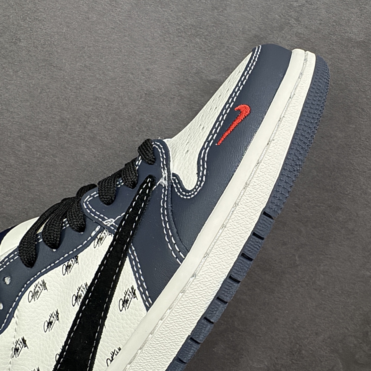 图片[5]-【定制版】Nike Jordan Air Jordan倒勾 “ 斯图西联名——米白蓝红印花” 高端定制 低帮 复古 减震 防滑 耐磨 篮球鞋 定制鞋盒 大厂纯原品质出货 超高清洁度 皮料切割干净无任何毛边 细节完美 货号：JW1188-170 尺码： 36 36.5 37.5 38 38.5 39 40 40.5 41 42 42.5 43 44 44.5 45-选品中心