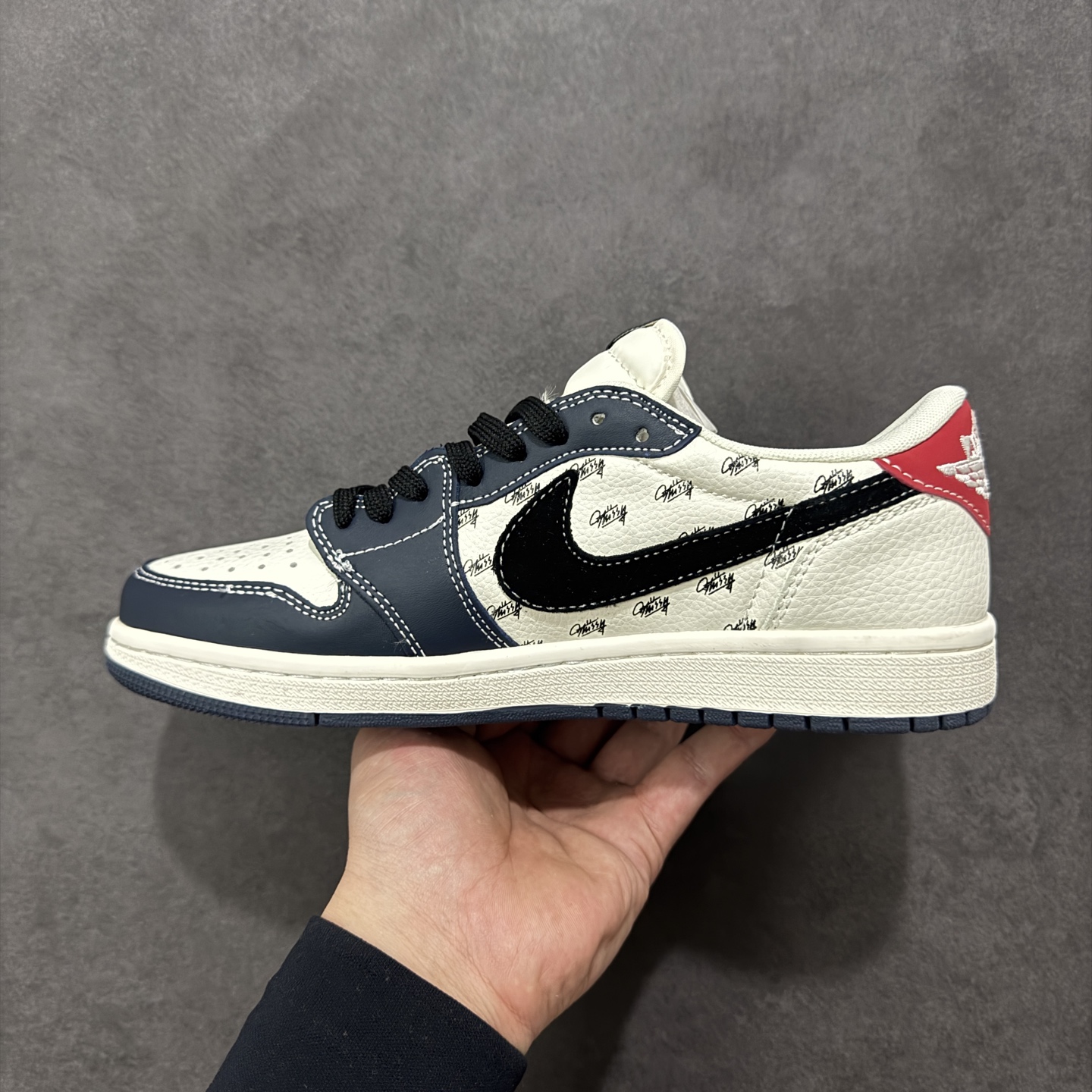 图片[2]-【定制版】Nike Jordan Air Jordan倒勾 “ 斯图西联名——米白蓝红印花” 高端定制 低帮 复古 减震 防滑 耐磨 篮球鞋 定制鞋盒 大厂纯原品质出货 超高清洁度 皮料切割干净无任何毛边 细节完美 货号：JW1188-170 尺码： 36 36.5 37.5 38 38.5 39 40 40.5 41 42 42.5 43 44 44.5 45-选品中心