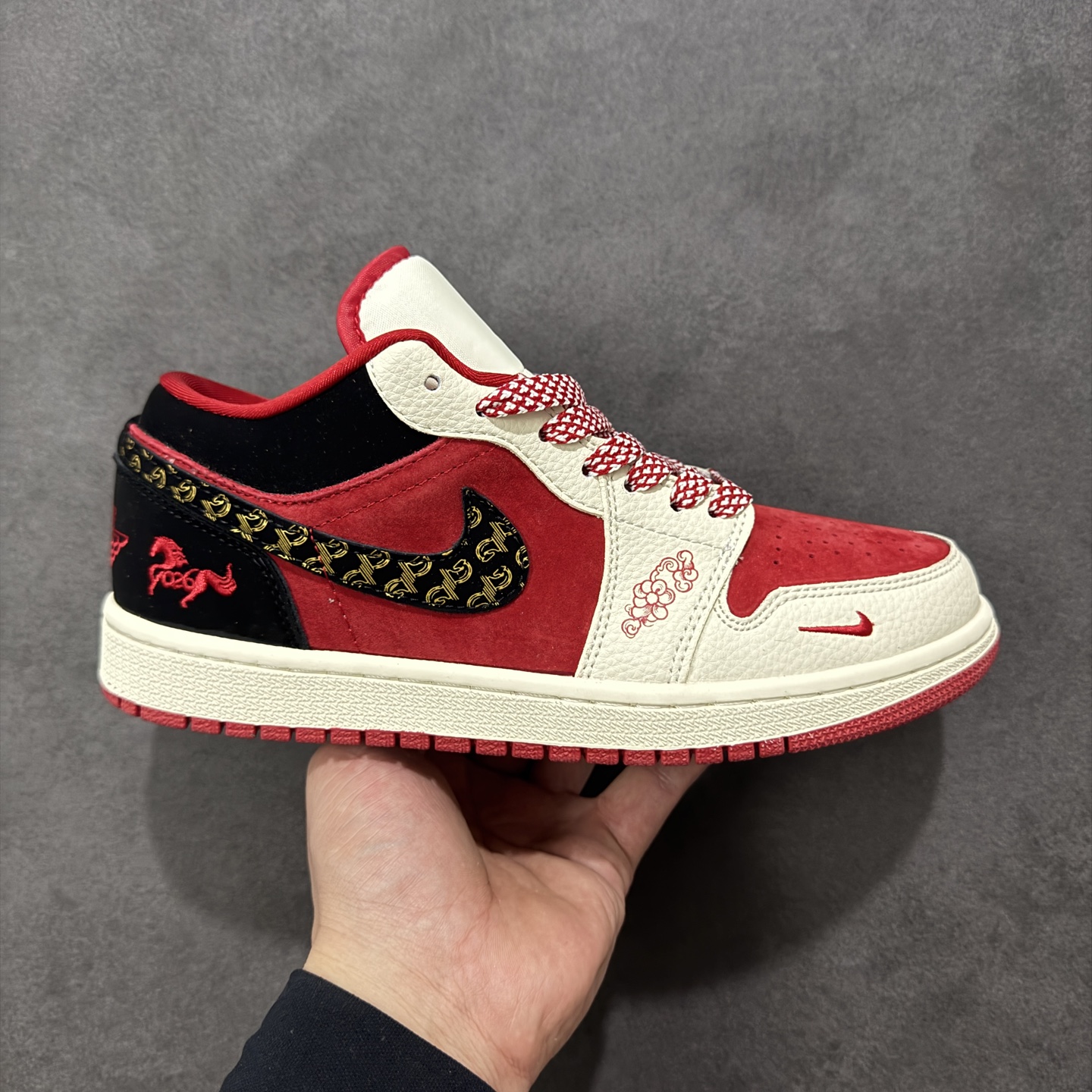 NO:690393,Local store support [customized version] Air Jordan 1 Low AJ1 Joe 1 'Year of the Horse Limited------Black and Red' #custom shoe box high-end customization low-top casual sneakers custom shoe box pure original quality shipment from the factory ultra-high cleanliness clean leather cutting without any burrs perfect details Item number: LD8888-013 Size: 36 36.5 37.5 38 38.5 39 40  40.5 41 42 42.5 43 44 44.5 45 Coding HXSB330340,19860909本地 支持放店【定制版】Air Jordan 1 Low AJ1 乔1“ 马年限定------黑红”#定制鞋盒 高端定制 低帮休闲板鞋 定制鞋盒 大厂纯原品质出货 超高清洁度 皮料切割干净无任何毛边 细节完美 货号: LD8888-013 Size: 36 36.5 37.5 38 38.5 39 40 40.5 41 42 42.5 43 44 44.5 45 编码HXSB330340,,Men's shoes