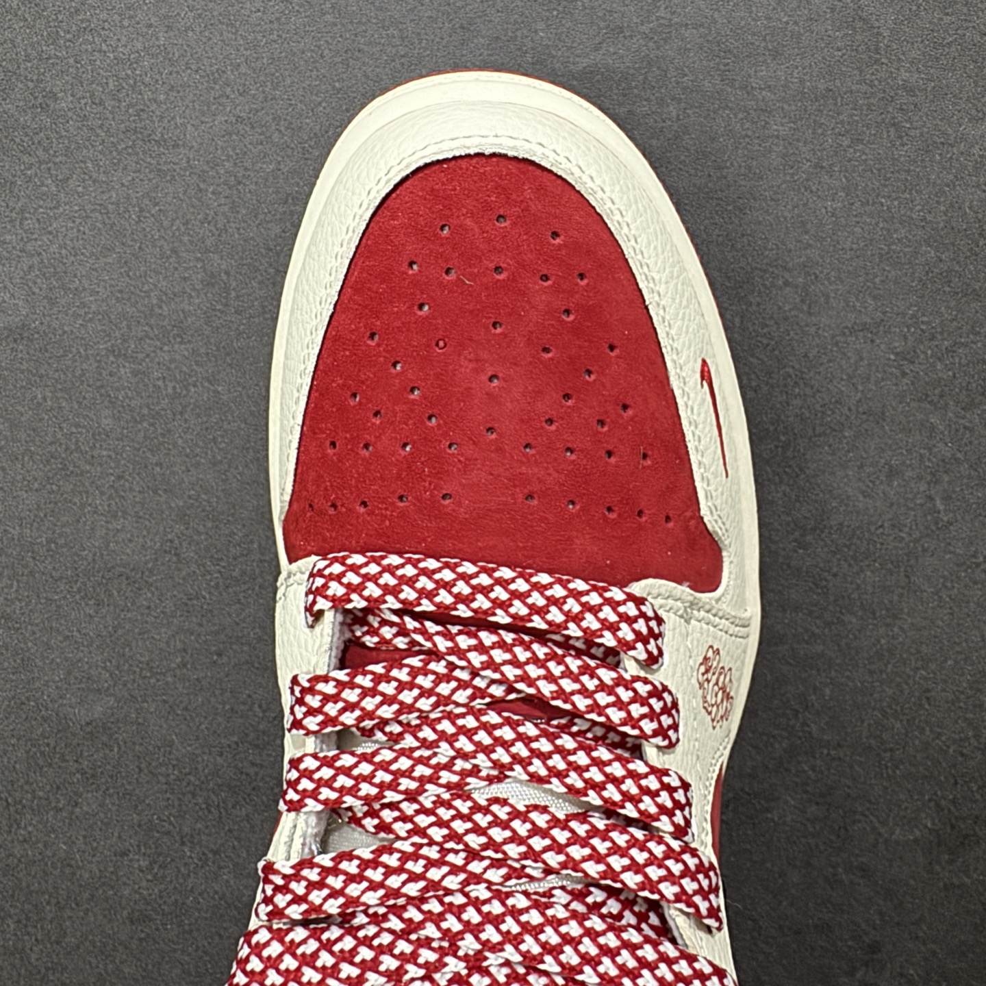 图片[8]-【定制版】Air Jordan 1 Low AJ1 乔1“ 马年限定——黑红” #定制鞋盒 高端定制 低帮休闲板鞋 定制鞋盒 大厂纯原品质出货 超高清洁度 皮料切割干净无任何毛边 细节完美 货号： LD8888-013 尺码： 36 36.5 37.5 38 38.5 39 40 40.5 41 42 42.5 43 44 44.5 45-选品中心