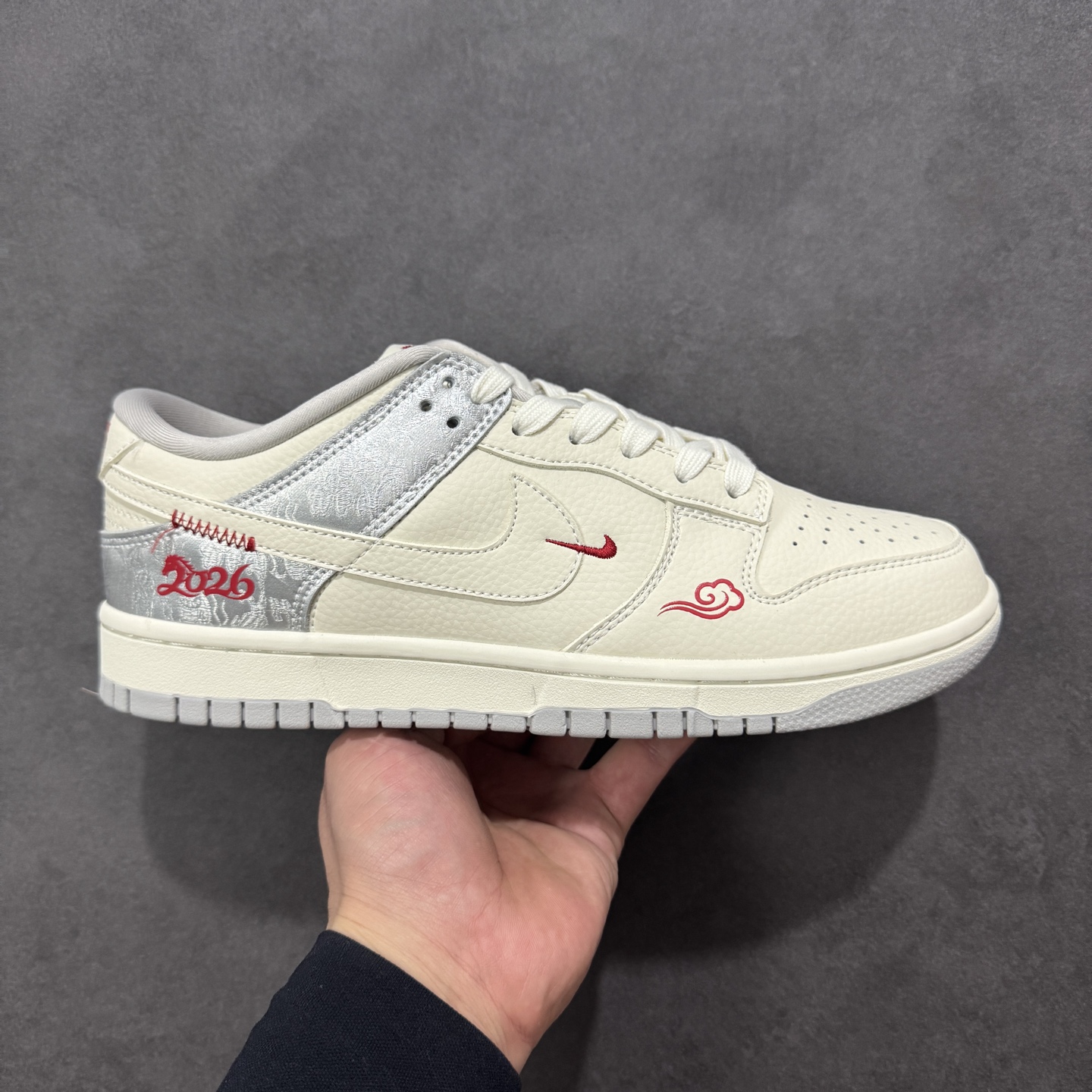 NO:690389,Local store support [Customized version] Nike SB Dunk Low 'Limited to the Year of the Horse------Silver Chinese Style' High-end customization Low-top casual sneakers Customized shoe box Pure original quality shipment from the manufacturer Ultra-high cleanliness The leather is cleanly cut without any burrs Perfect details Item number: DS6608-022 Size: 36 36.5 37.5 38 38.5 39 40 40.5 41  42 42.5 43 44 44.5 45 Coding HXSB330340,19860909本地 支持放店【定制版】Nike SB Dunk Low“ 马年限定------白银中国风”高端定制 低帮休闲板鞋 定制鞋盒 大厂纯原品质出货 超高清洁度 皮料切割干净无任何毛边 细节完美 货号: DS6608-022 Size: 36 36.5 37.5 38 38.5 39 40 40.5 41 42 42.5 43 44 44.5 45 编码HXSB330340,,Men's shoes