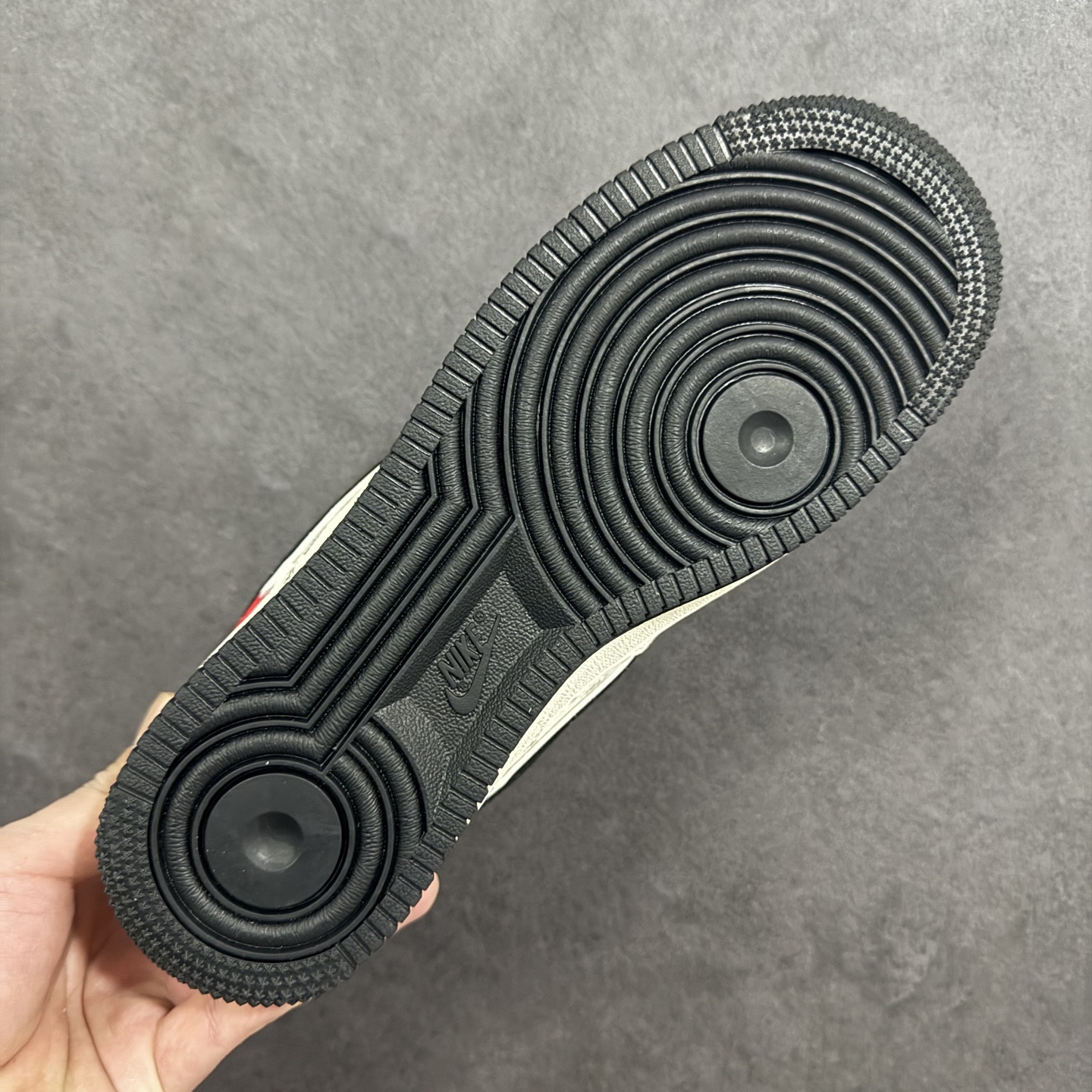 图片[9]-【定制版】Nike Air Force 1\’07 Low 联名 米黑勾 空军一号低帮休闲板鞋 SM6668-117  #原楦头原纸板 原装鞋盒 定制五金配件 内置全掌气垫 原厂鞋底   尺码：36 36.5 37.5 38 38.5 39 40 40.5 41 42 42.5 43 44 44.5 45 编码：HXSA310320-选品中心