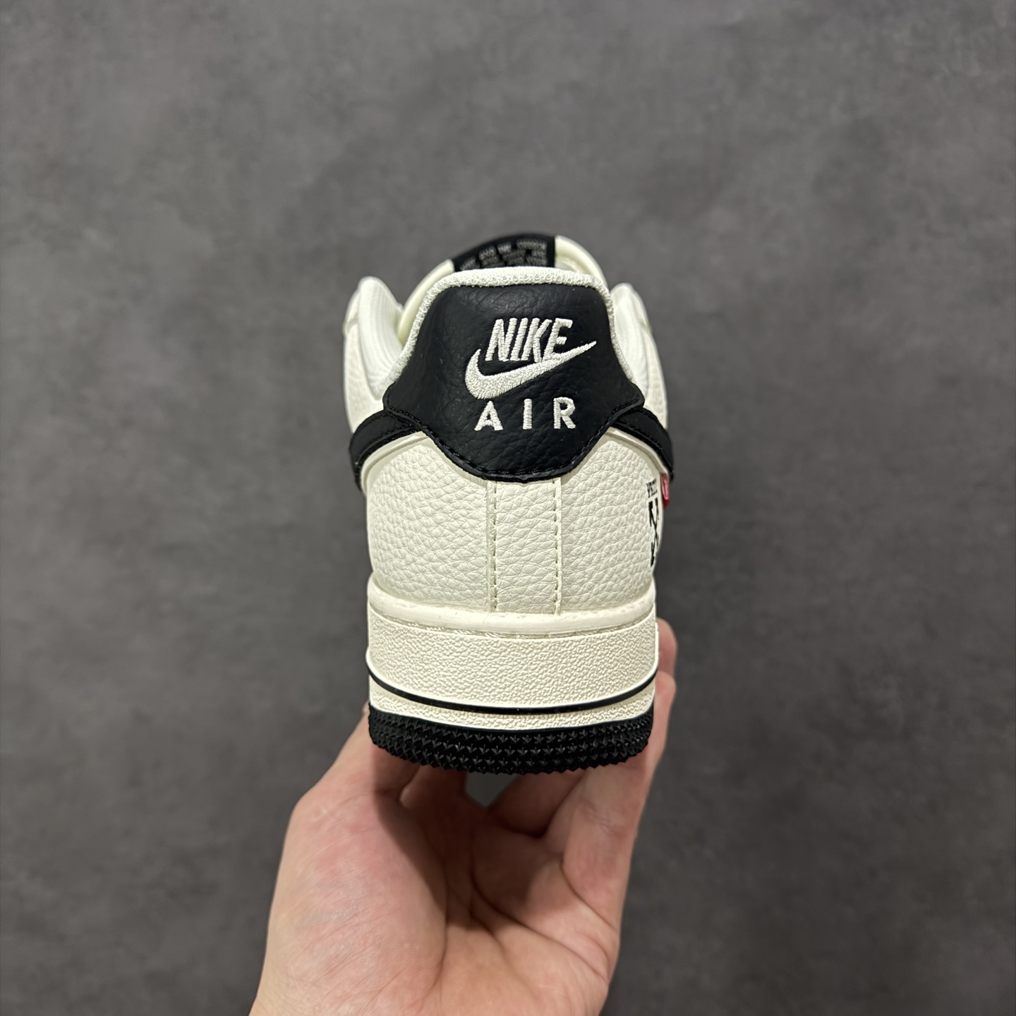 图片[4]-【定制版】Nike Air Force 1\’07 Low 联名 米黑勾 空军一号低帮休闲板鞋 SM6668-117  #原楦头原纸板 原装鞋盒 定制五金配件 内置全掌气垫 原厂鞋底   尺码：36 36.5 37.5 38 38.5 39 40 40.5 41 42 42.5 43 44 44.5 45 编码：HXSA310320-选品中心