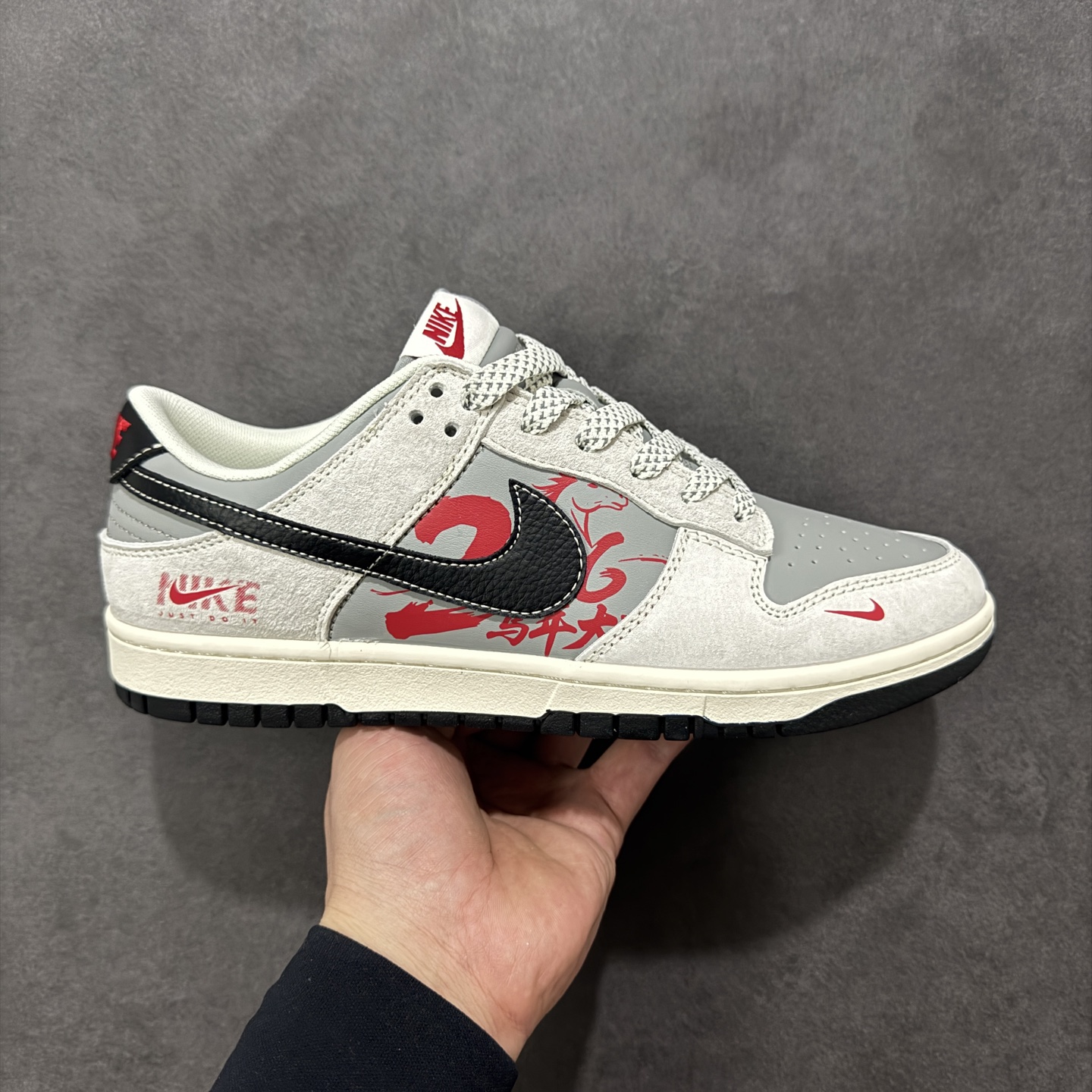 NO:690405,Local store support [Customized version] Nike SB Dunk Low 'Limited to the Year of the Horse—NIKE Good Luck in the Year of the Horse' Anniversary high-end customization Low-top casual sneakers Customized shoe boxes Purely original quality shipments from the manufacturer Ultra-high cleanliness Clean leather cutting without any burrs Perfect details Item number J-111 Size: 36 36.5 37.5 38 38.5 39 40 40.5 41 42  42.5 43 44 44.5 45 Coding HXSB330340,19860909本地 支持放店【定制版】Nike SB Dunk Low“ 马年限定—NIKE马年大吉” 周年高端定制 低帮休闲板鞋 定制鞋盒 大厂纯原品质出货 超高清洁度 皮料切割干净无任何毛边 细节完美  货号J-111 Size:36 36.5 37.5 38 38.5 39 40 40.5 41 42 42.5 43 44 44.5 45 编码HXSB330340,,Men's shoes