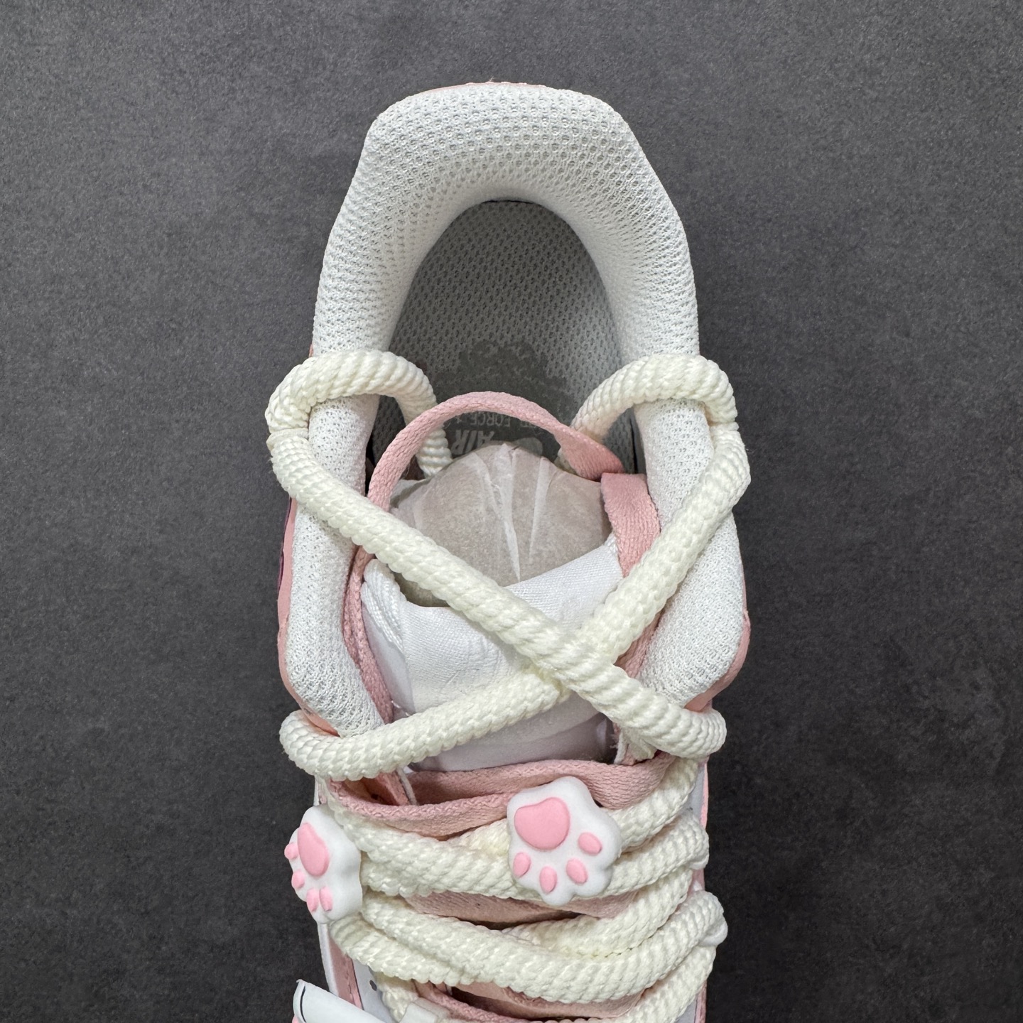 “粉甜凯蒂”订制空军一号板鞋 该定制版球鞋选用原鞋款为Nike Air Force 1'07空军一号，以