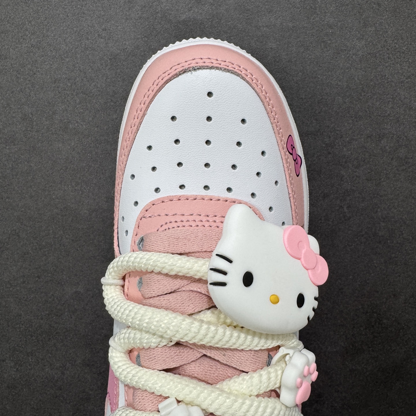 “粉甜凯蒂”订制空军一号板鞋 该定制版球鞋选用原鞋款为Nike Air Force 1'07空军一号，以