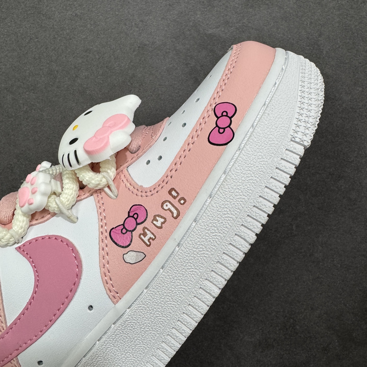 “粉甜凯蒂”订制空军一号板鞋 该定制版球鞋选用原鞋款为Nike Air Force 1'07空军一号，以