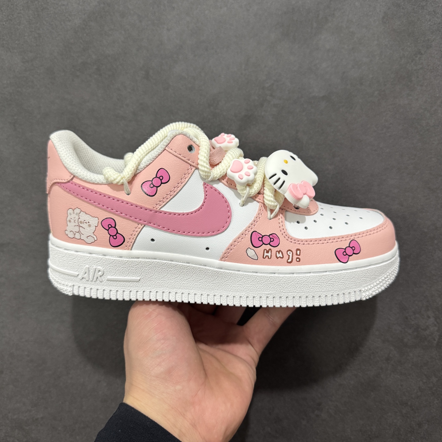 “粉甜凯蒂”订制空军一号板鞋 该定制版球鞋选用原鞋款为Nike Air Force 1'07空军一号，以