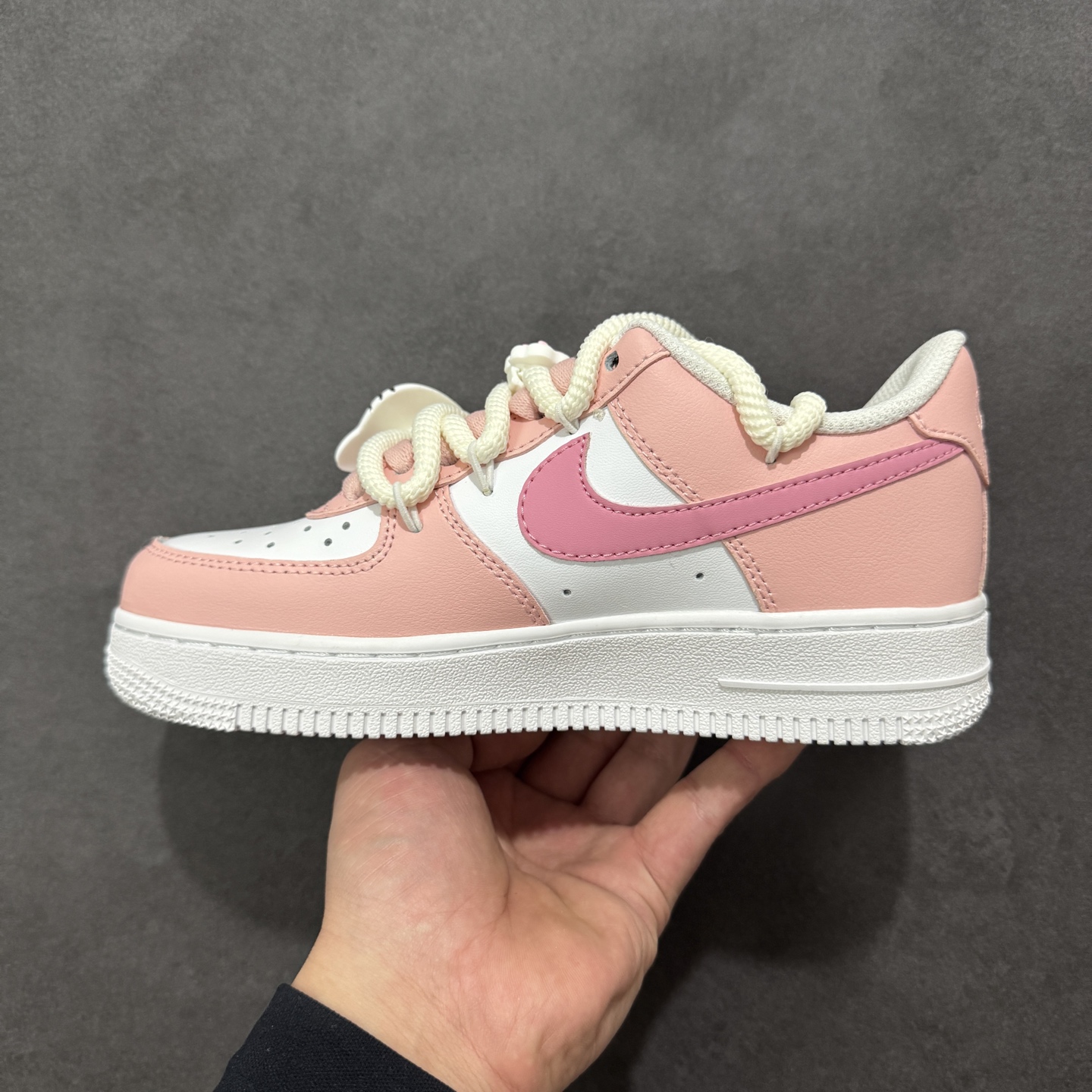 “粉甜凯蒂”订制空军一号板鞋 该定制版球鞋选用原鞋款为Nike Air Force 1'07空军一号，以