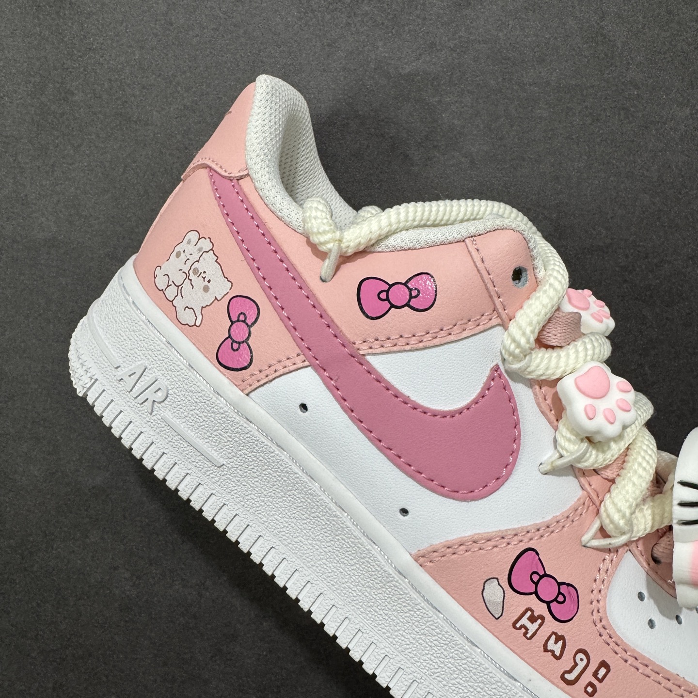 “粉甜凯蒂”订制空军一号板鞋 该定制版球鞋选用原鞋款为Nike Air Force 1'07空军一号，以