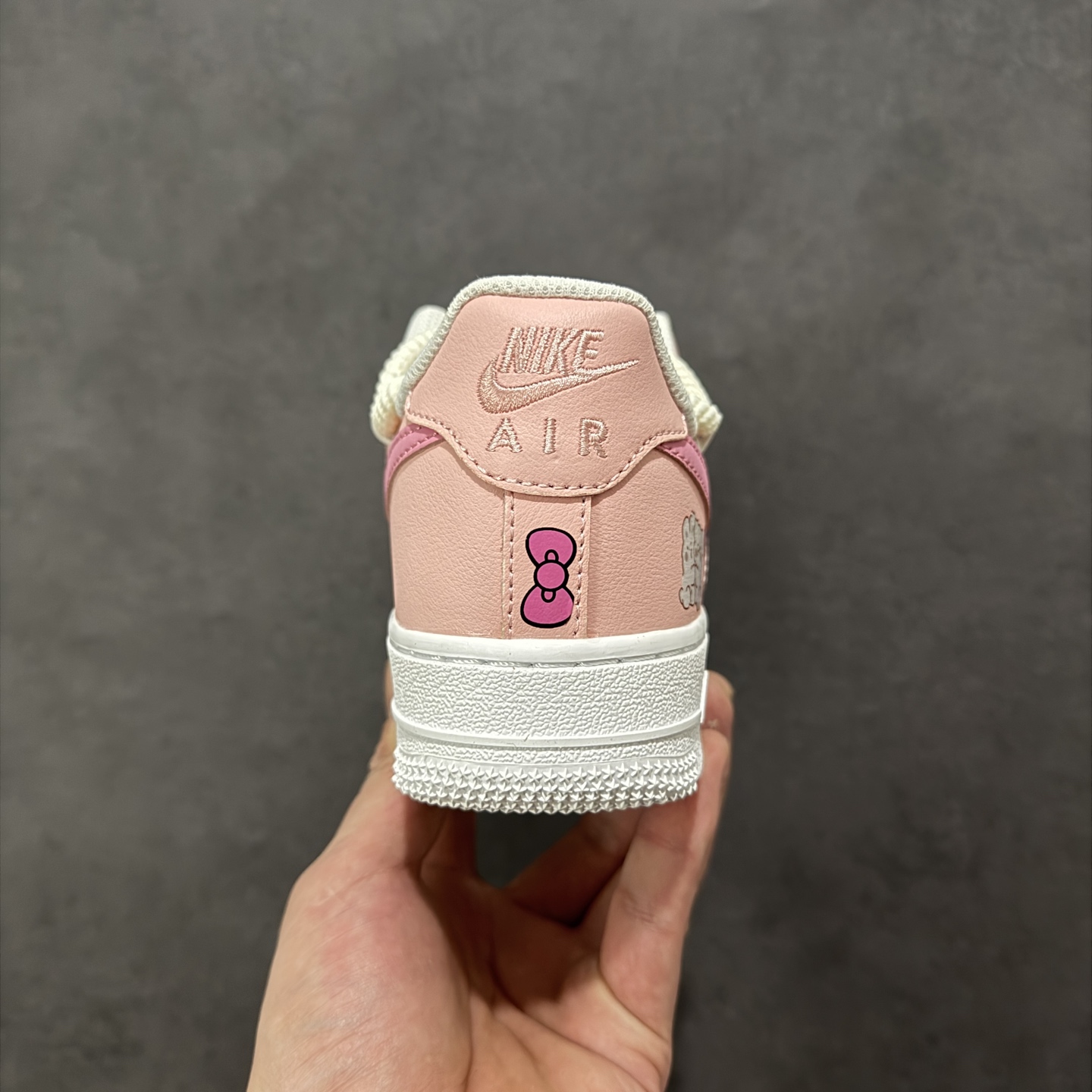 “粉甜凯蒂”订制空军一号板鞋 该定制版球鞋选用原鞋款为Nike Air Force 1'07空军一号，以