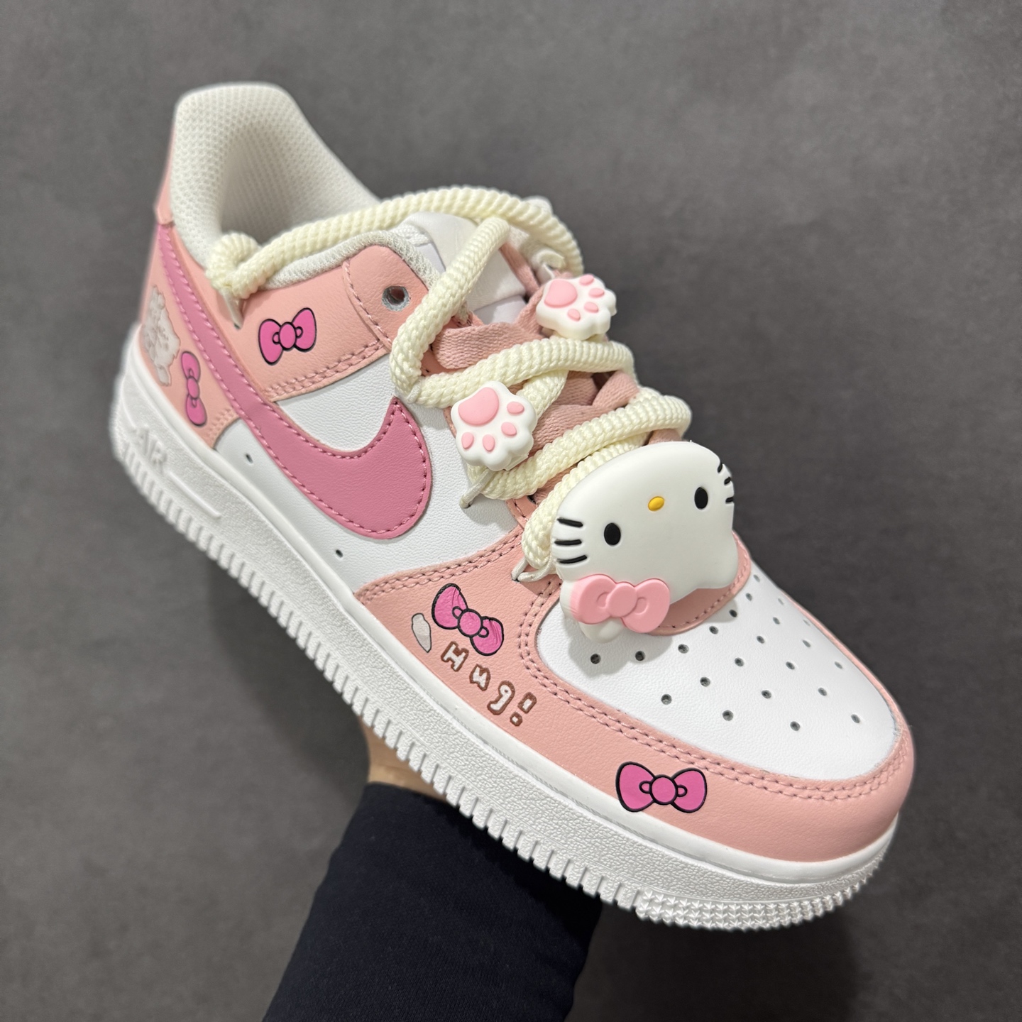 “粉甜凯蒂”订制空军一号板鞋 该定制版球鞋选用原鞋款为Nike Air Force 1'07空军一号，以