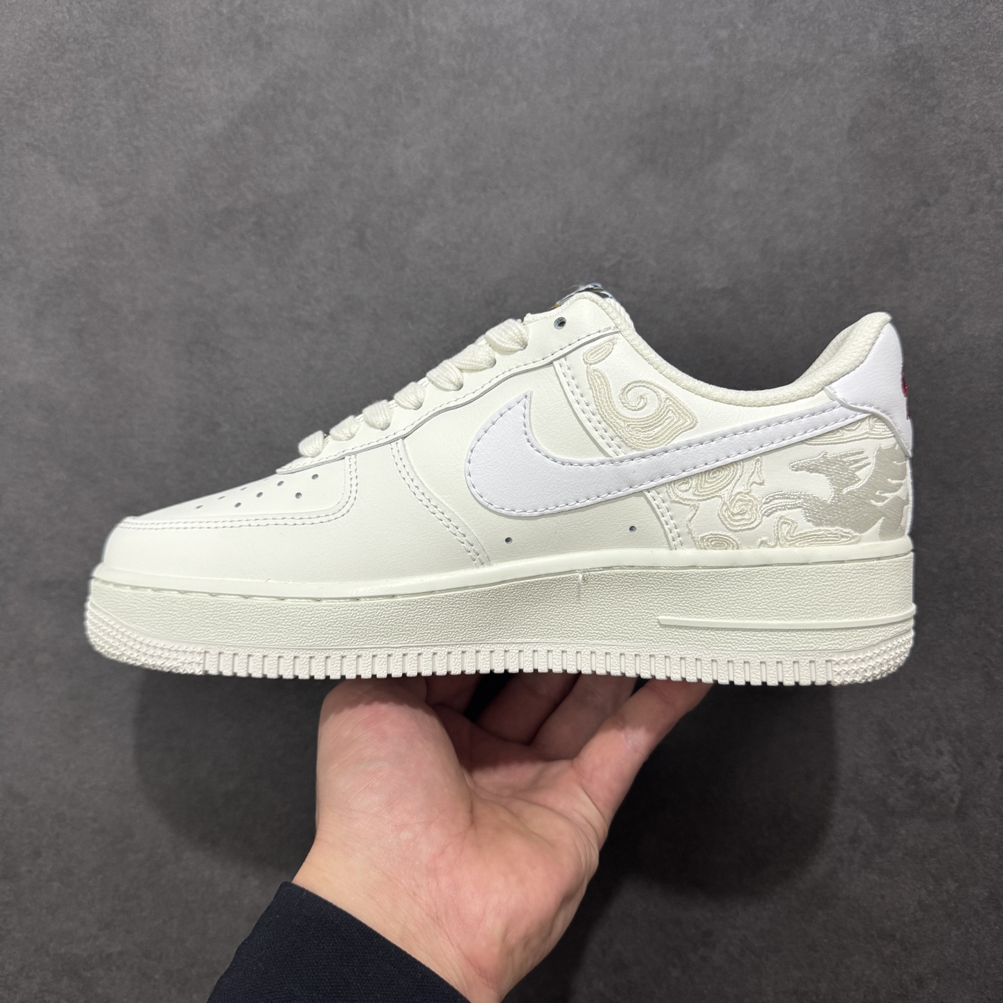 图片[2]-【NO.1版本】Nike Air Force 1 Low 07 CNY马年限定 米白 原楦头原纸板 打造纯正低帮空军版型专注外贸渠道 全掌内置蜂窝气垫 原盒配件 原厂中底钢印、拉帮完美 货号： IQ1119-011 尺码：36 36.5 37.5 38 38.5 39 40 40.5 41 42 42.5 43 44 44.5 45 编码：HXSA230240-选品中心