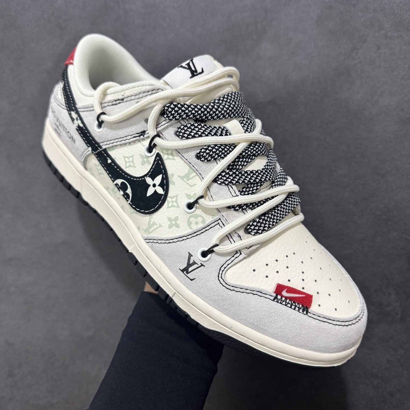 图片[3]-【定制版】Nike SB Dunk Low LV联名款 绑带 高端定制 低帮休闲板鞋  #定制鞋盒 大厂纯原品质出货 超高清洁度 皮料切割干净无任何毛边 细节完美 货号：CX5050-Y50  尺码：36 36.5 37.5 38 38.5 39 40 40.5 41 42 42.5 43 44 44.5 45-选品中心