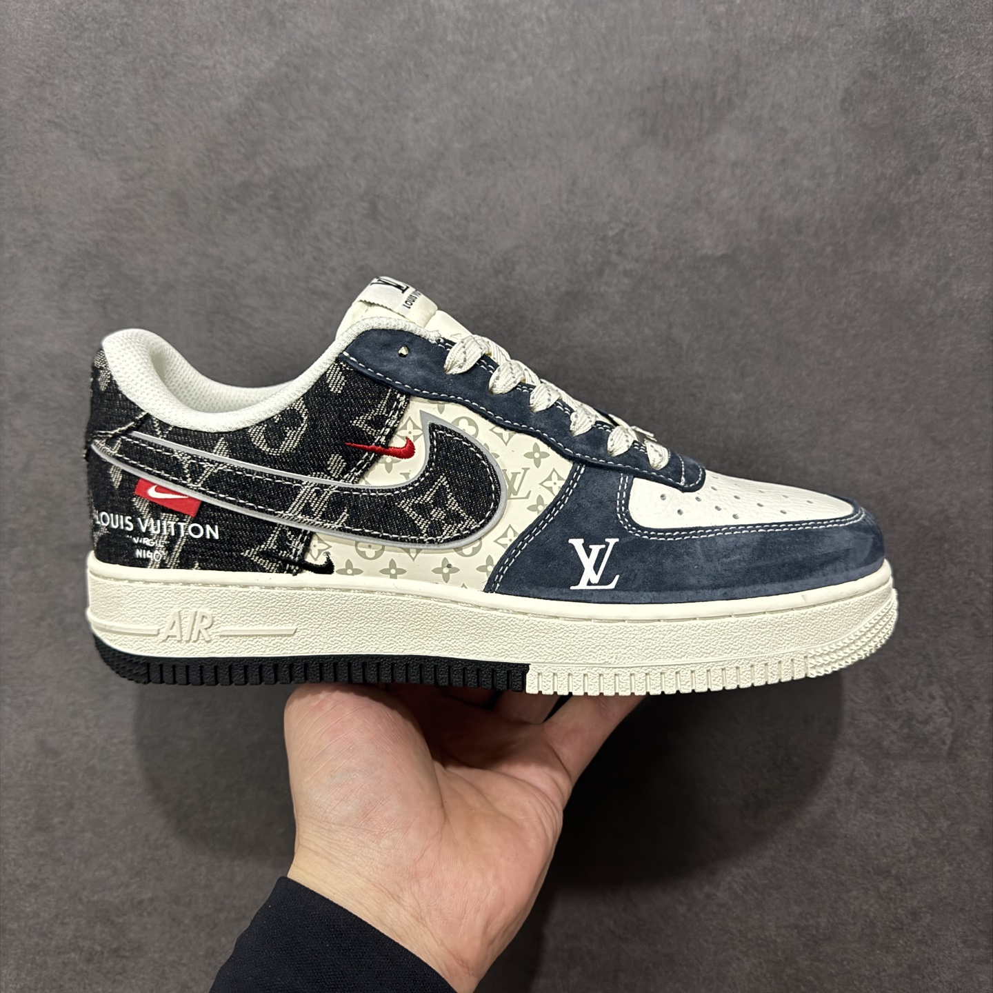 NO:690401,Local stores support [customized version] Nike Air Force 1 Low 07 LV co-branded Air Force 1 low-cut sneakers. Original last and original cardboard to create a pure Air Force version. Focus on foreign trade channels. Full-length built-in honeycomb air cushion. Original box accessories. Original midsole stamp and perfect pull. Official article number KD6699-F04 Size36-45 code HXSB310320, Louis vuitton19860909本地 支持放店【定制版】Nike Air Force 1 Low 07 LV联名 空军一号低帮板鞋 原楦头原纸板 打造纯正空军版型 专注外贸渠道 全掌内置蜂窝气垫 原盒配件 原厂中底钢印、拉帮完美 官方货号KD6699-F04 Size36-45 编码HXSB310320,,louis vuitton,Men's shoes
