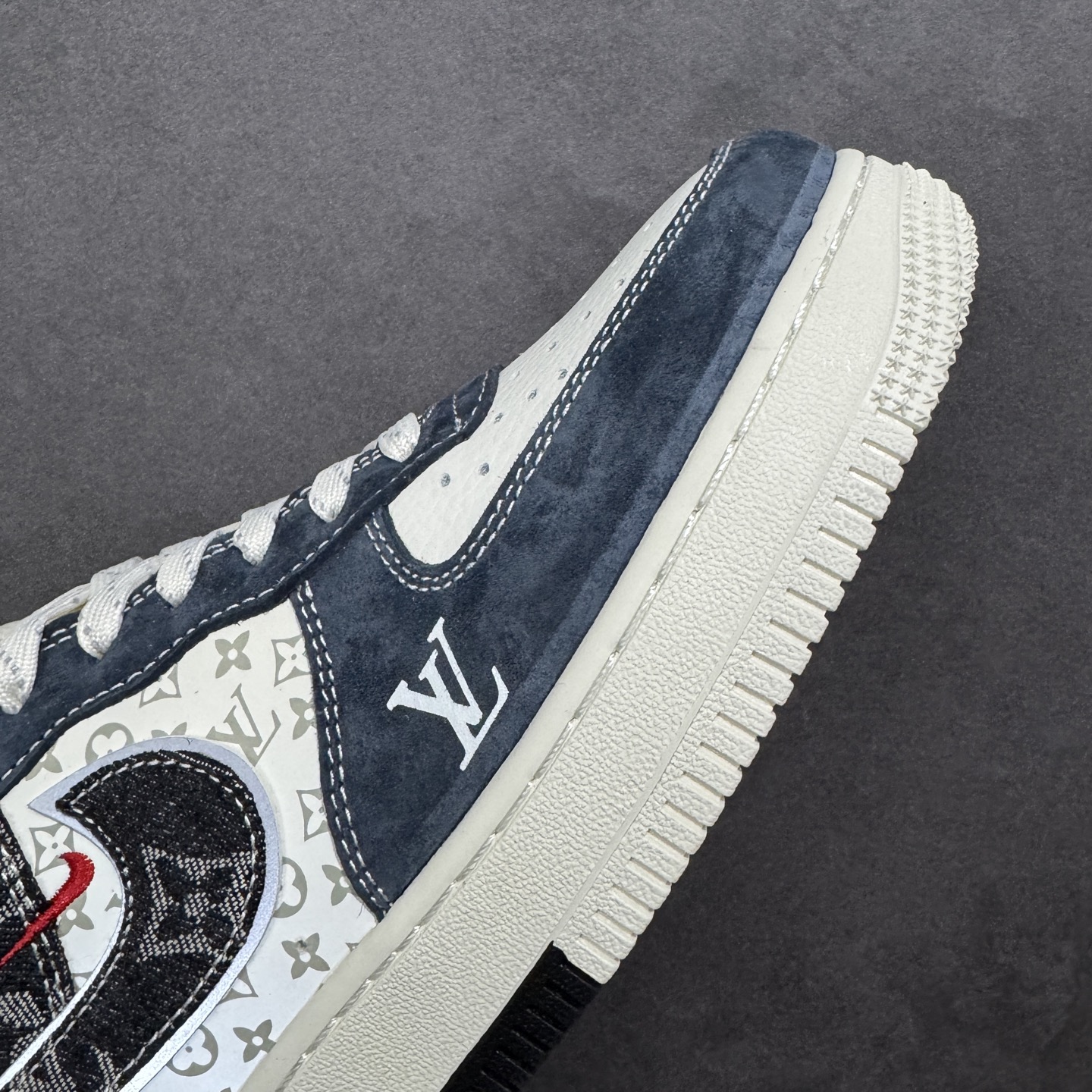 图片[5]-【定制版】Nike Air Force 1 Low 07 LV联名 空军一号低帮板鞋 原楦头原纸板 打造纯正空军版型 专注外贸渠道 全掌内置蜂窝气垫 原盒配件 原厂中底钢印、拉帮完美 货号：KD6699-F04 尺码：36-45-选品中心