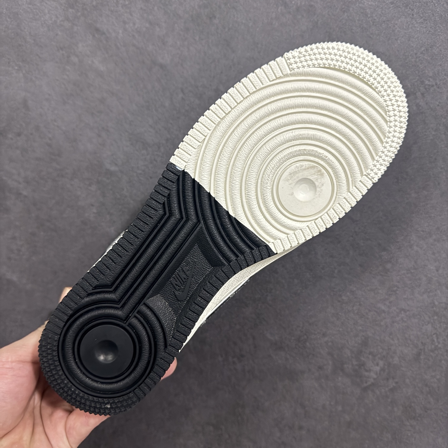 图片[9]-【定制版】Nike Air Force 1 Low 07 LV联名 空军一号低帮板鞋 原楦头原纸板 打造纯正空军版型 专注外贸渠道 全掌内置蜂窝气垫 原盒配件 原厂中底钢印、拉帮完美 货号：KD6699-F04 尺码：36-45-选品中心