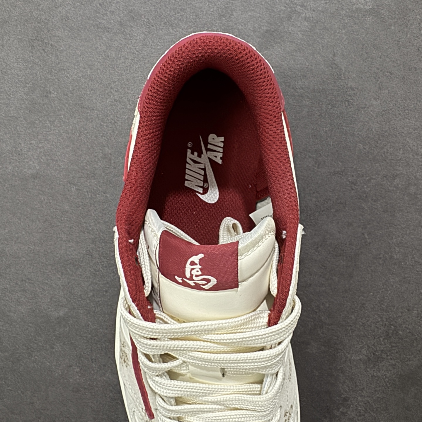 马年限定 TS x Air Jordan AJ1 Low 米白+酒红配色的花纹细节完美融合， 纯原大厂出