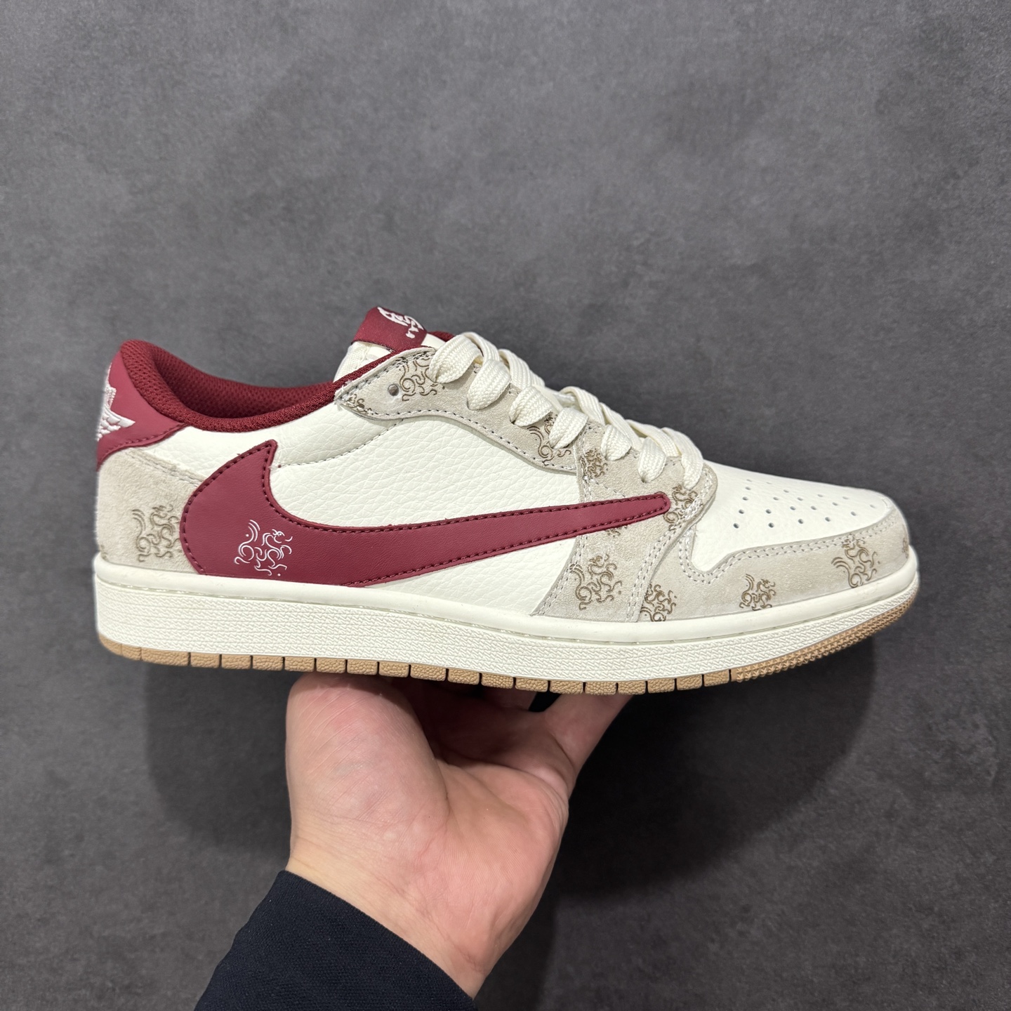 NO:690403,Local store support [Customized version] Year of the Horse limited TS x Air Jordan AJ1 Low off-white + burgundy color pattern details are perfectly integrated, pure original factory produced Highly recommended Original top layer material Exclusive version distillation brings a better visual and foot feeling experience Factory pure original quality shipment Cleanliness Electric embroidery process The leather is cut clean without any burrs Perfect details Item number DF61-9005 Size 36 36.5 37.5 38 38.5 39 40 40.5 41 42 42.5 43 44 44.5 45 Coding HXSB320330,19860909本地 支持放店【定制版】马年限定 TS x Air Jordan AJ1 Low米白+酒红配色的花纹细节完美融合, 纯原大厂出品 极力推荐 原装头层材料 独家版型蒸餾加帶來的是更好的视觉和脚感体验 大厂纯原品质出货 清洁度 电绣工艺 皮料切割干净无任何毛边 细节完美 货号DF61-9005 尺码36 36.5 37.5 38 38.5 39 40 40.5 41 42 42.5 43 44 44.5 45 编码HXSB320330,,Men's shoes