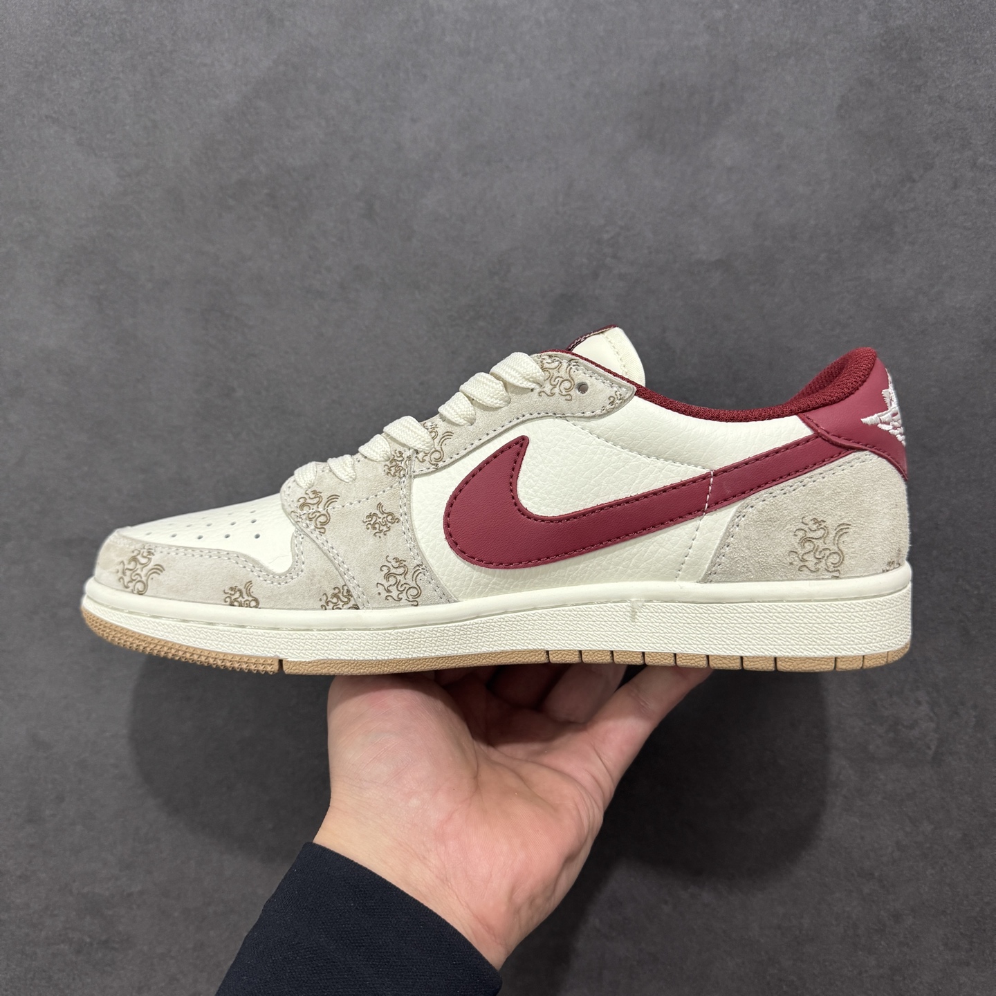 马年限定 TS x Air Jordan AJ1 Low 米白+酒红配色的花纹细节完美融合， 纯原大厂出