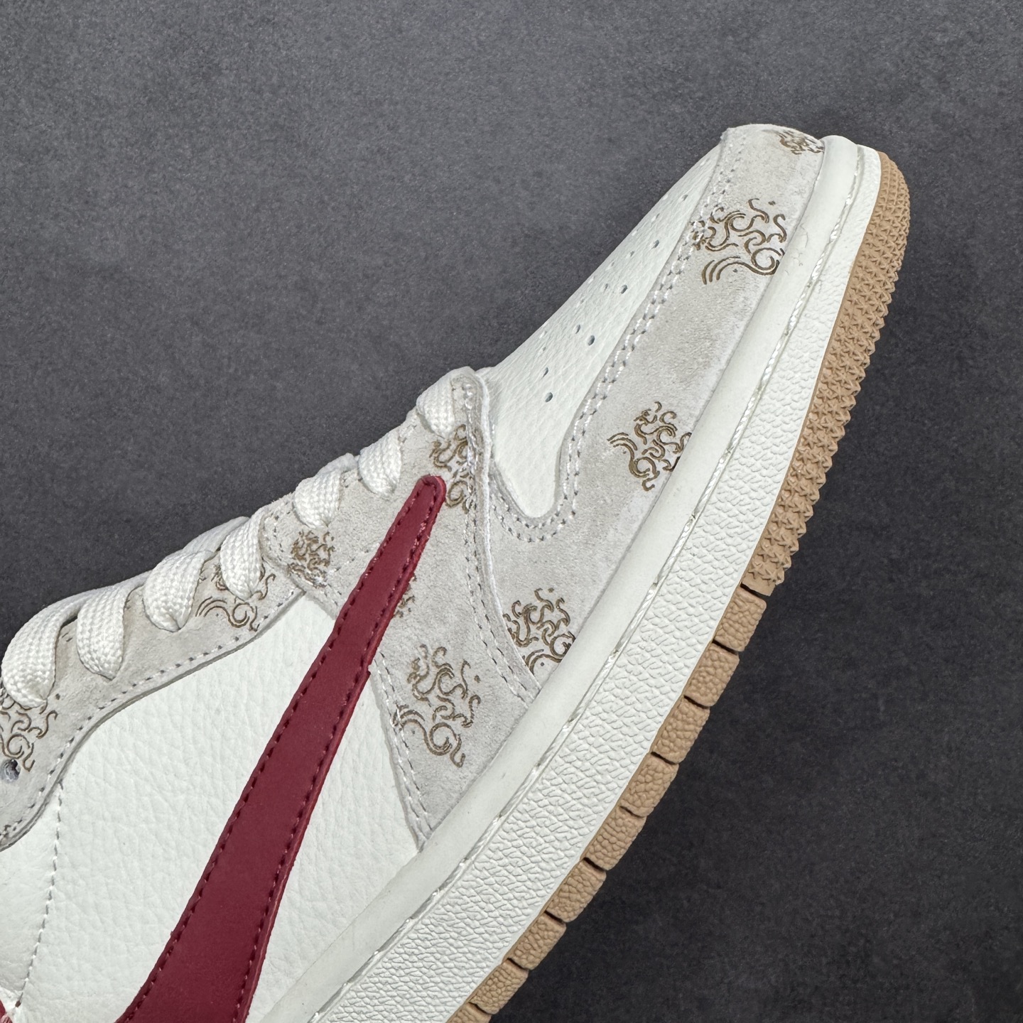 马年限定 TS x Air Jordan AJ1 Low 米白+酒红配色的花纹细节完美融合， 纯原大厂出
