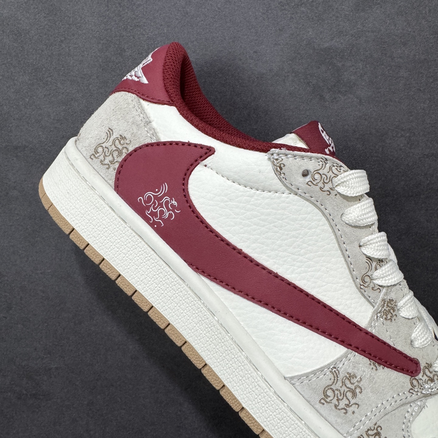 马年限定 TS x Air Jordan AJ1 Low 米白+酒红配色的花纹细节完美融合， 纯原大厂出