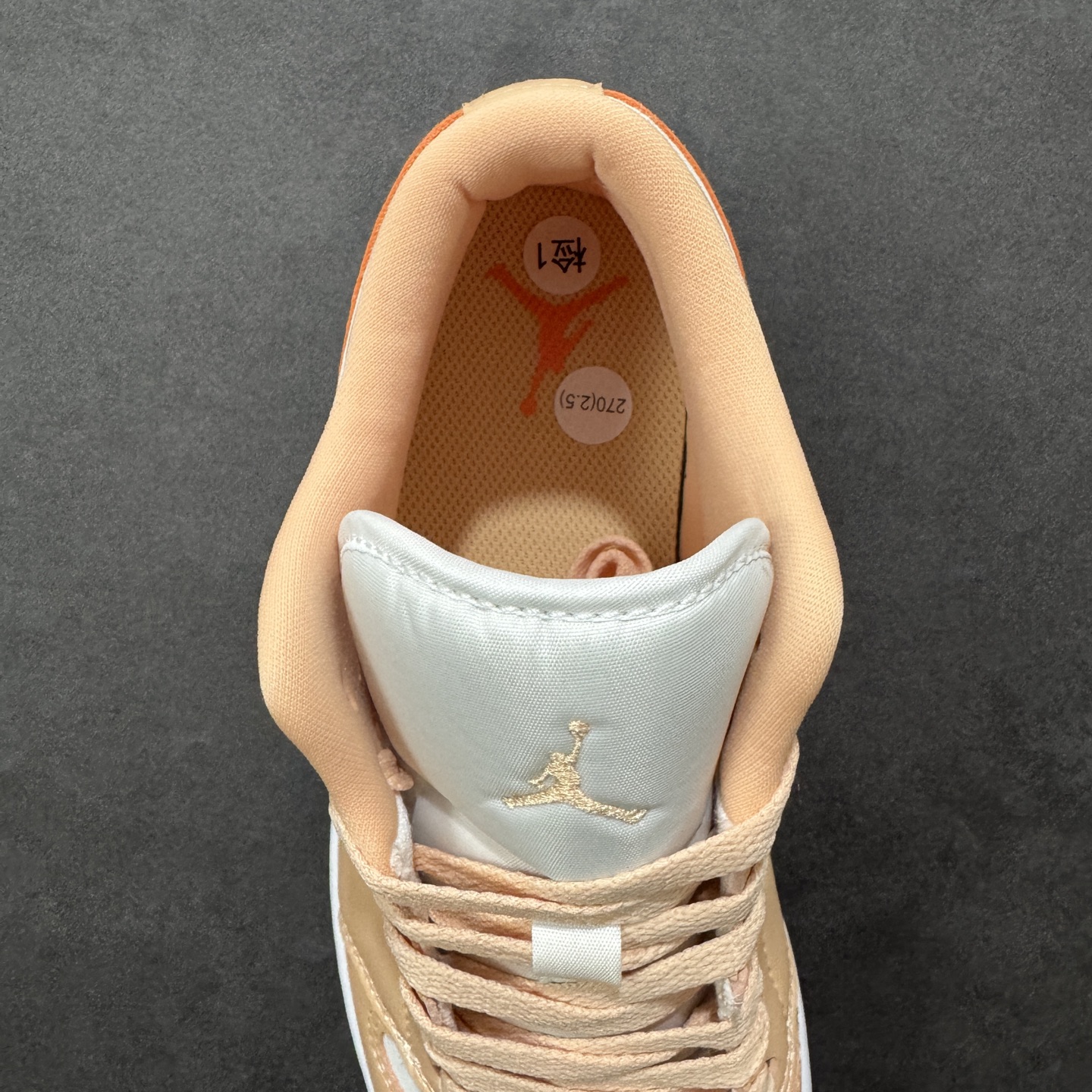 图片[7]-【H11版本】耐克Nike Air Jordan 1 AJ1经典复古经典低帮百搭文化篮球鞋Jordan Air Jordan 1 Low \”Sunset Haze\” 日落霧黃 DC0774-801 公司级真标半码制#原档案原数据开发版型#采用荔枝纹头层皮革鞋面材质#原厂立体填充鞋舌海绵#中底注胶孔及缜密中底拉帮工艺#原数据开发模具大底 尺码：35.5 36 36.5 37.5 38 38.5 39 40 40.5 41 42 42.5 43 44 44.5 45 46 47.5 编码：H11B270280-选品中心