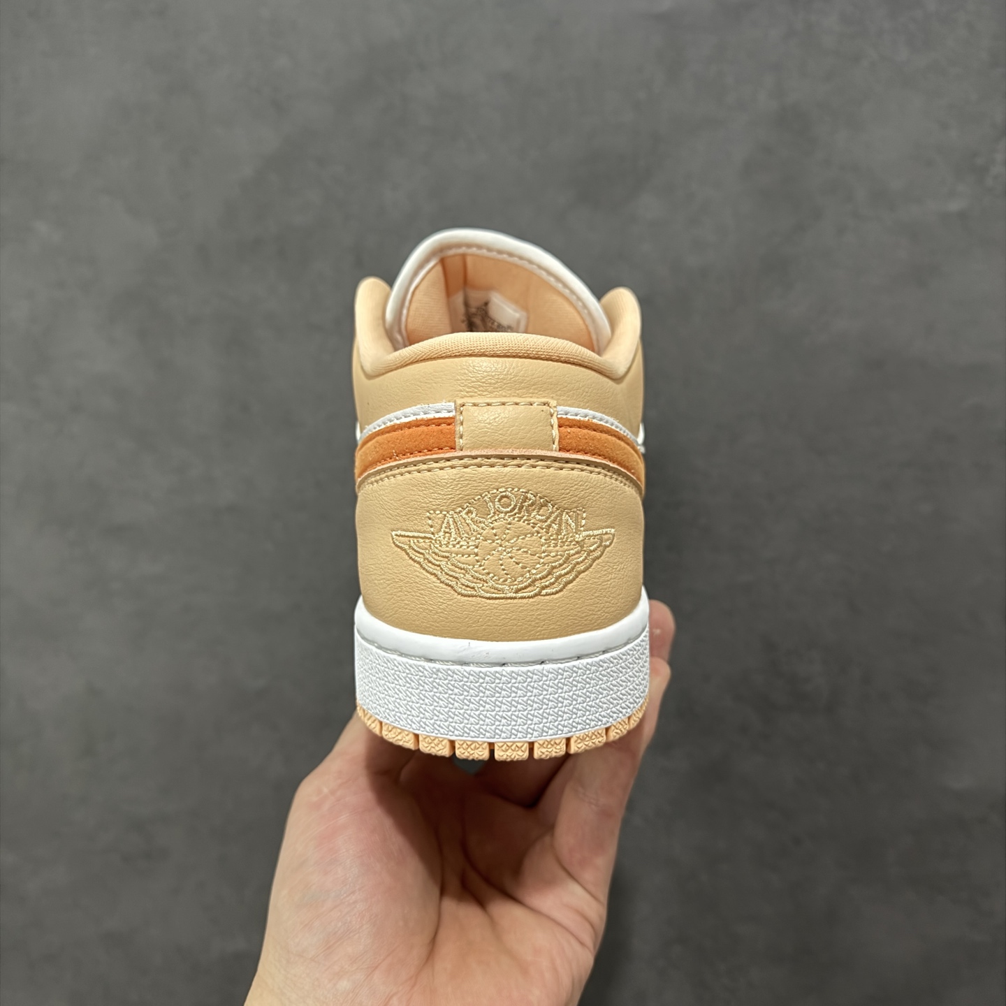 图片[4]-【H11版本】耐克Nike Air Jordan 1 AJ1经典复古经典低帮百搭文化篮球鞋Jordan Air Jordan 1 Low \”Sunset Haze\” 日落霧黃 DC0774-801 公司级真标半码制#原档案原数据开发版型#采用荔枝纹头层皮革鞋面材质#原厂立体填充鞋舌海绵#中底注胶孔及缜密中底拉帮工艺#原数据开发模具大底 尺码：35.5 36 36.5 37.5 38 38.5 39 40 40.5 41 42 42.5 43 44 44.5 45 46 47.5 编码：H11B270280-选品中心