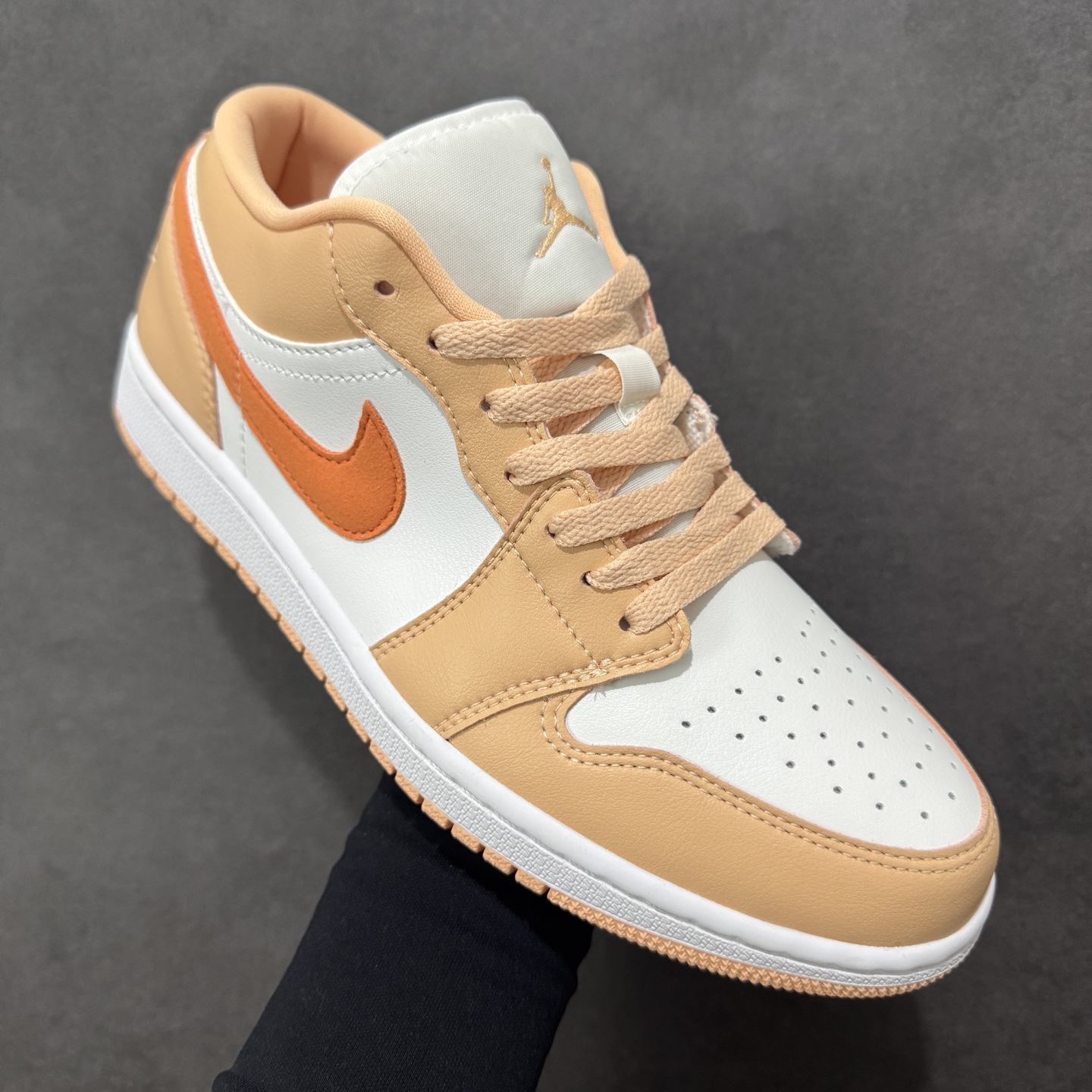 图片[3]-【H11版本】耐克Nike Air Jordan 1 AJ1经典复古经典低帮百搭文化篮球鞋Jordan Air Jordan 1 Low \”Sunset Haze\” 日落霧黃 DC0774-801 公司级真标半码制#原档案原数据开发版型#采用荔枝纹头层皮革鞋面材质#原厂立体填充鞋舌海绵#中底注胶孔及缜密中底拉帮工艺#原数据开发模具大底 尺码：35.5 36 36.5 37.5 38 38.5 39 40 40.5 41 42 42.5 43 44 44.5 45 46 47.5 编码：H11B270280-选品中心