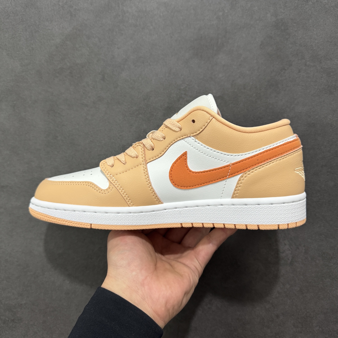 图片[2]-【H11版本】耐克Nike Air Jordan 1 AJ1经典复古经典低帮百搭文化篮球鞋Jordan Air Jordan 1 Low \”Sunset Haze\” 日落霧黃 DC0774-801 公司级真标半码制#原档案原数据开发版型#采用荔枝纹头层皮革鞋面材质#原厂立体填充鞋舌海绵#中底注胶孔及缜密中底拉帮工艺#原数据开发模具大底 尺码：35.5 36 36.5 37.5 38 38.5 39 40 40.5 41 42 42.5 43 44 44.5 45 46 47.5 编码：H11B270280-选品中心