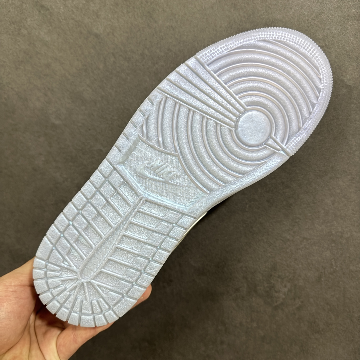 图片[9]-【H11版本】耐克Nike Air Jordan 1 AJ1经典复古经典低帮百搭文化篮球鞋 IM5129-010 公司级真标半码制#原档案原数据开发版型#采用荔枝纹头层皮革鞋面材质#原厂立体填充鞋舌海绵#中底注胶孔及缜密中底拉帮工艺#原数据开发模具大底 尺码：35.5 36 36.5 37.5 38 38.5 39 40 40.5 41 42 42.5 43 44 44.5 45 46 47.5 编码：H11B270280-选品中心