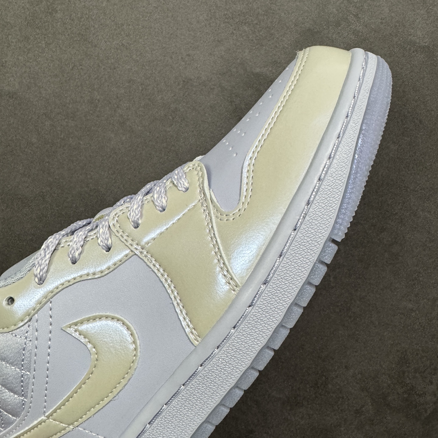 图片[5]-【H11版本】耐克Nike Air Jordan 1 AJ1经典复古经典低帮百搭文化篮球鞋 IM5129-010 公司级真标半码制#原档案原数据开发版型#采用荔枝纹头层皮革鞋面材质#原厂立体填充鞋舌海绵#中底注胶孔及缜密中底拉帮工艺#原数据开发模具大底 尺码：35.5 36 36.5 37.5 38 38.5 39 40 40.5 41 42 42.5 43 44 44.5 45 46 47.5 编码：H11B270280-选品中心