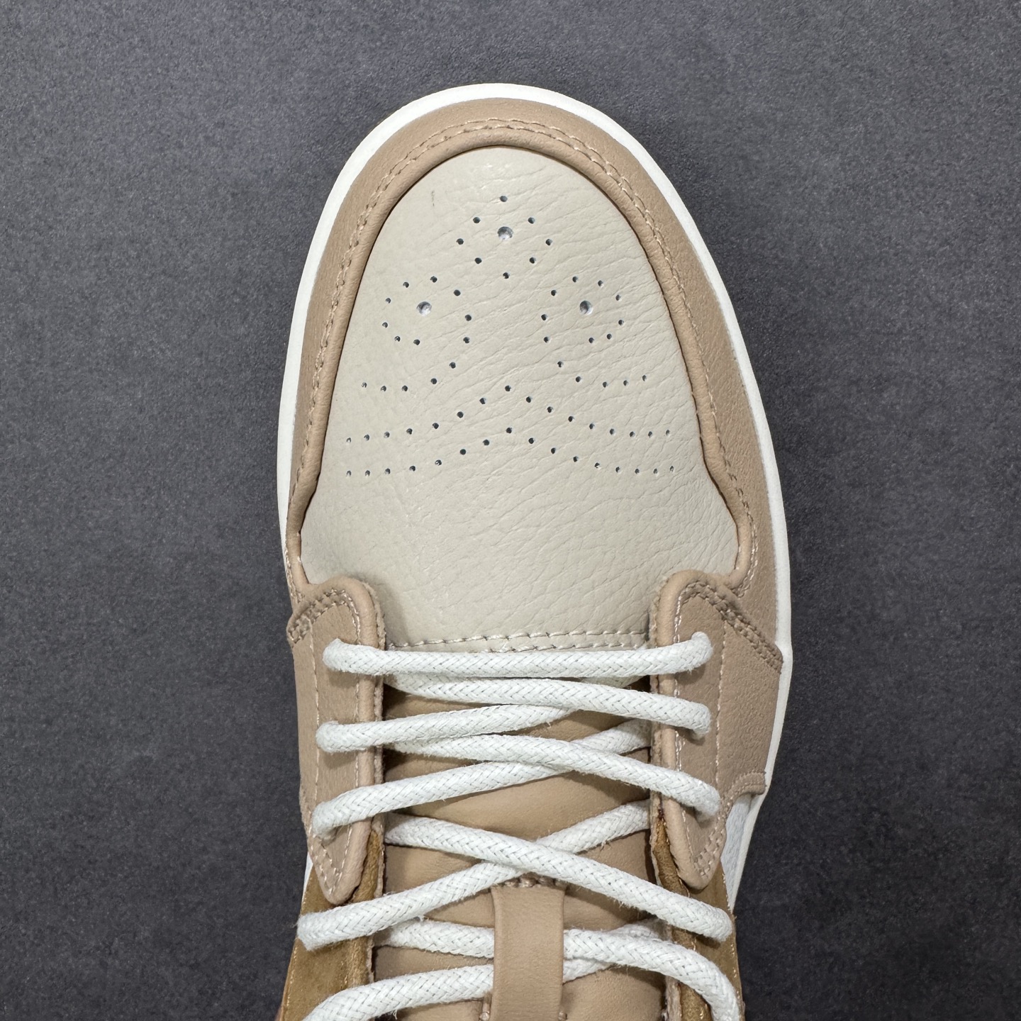 图片[8]-【H11版本】耐克Nike Air Jordan 1 AJ1经典复古经典低帮百搭文化篮球鞋 HF5753-221 公司级真标半码制#原档案原数据开发版型#采用荔枝纹头层皮革鞋面材质#原厂立体填充鞋舌海绵#中底注胶孔及缜密中底拉帮工艺#原数据开发模具大底 尺码：35.5 36 36.5 37.5 38 38.5 39 40 40.5 41 42 42.5 43 44 44.5 45 46 47.5 编码：H11B270280-选品中心