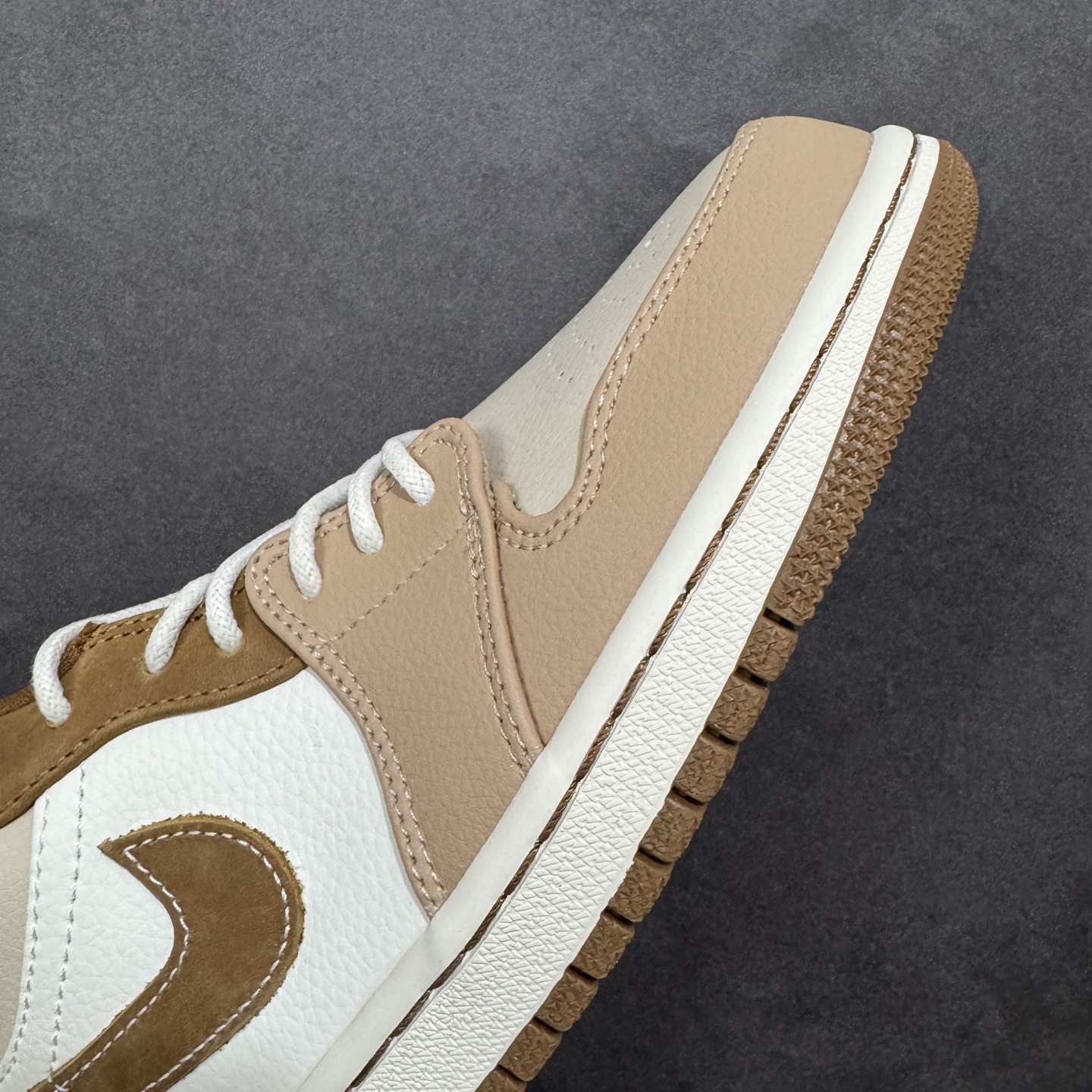 图片[5]-【H11版本】耐克Nike Air Jordan 1 AJ1经典复古经典低帮百搭文化篮球鞋 HF5753-221 公司级真标半码制#原档案原数据开发版型#采用荔枝纹头层皮革鞋面材质#原厂立体填充鞋舌海绵#中底注胶孔及缜密中底拉帮工艺#原数据开发模具大底 尺码：35.5 36 36.5 37.5 38 38.5 39 40 40.5 41 42 42.5 43 44 44.5 45 46 47.5 编码：H11B270280-选品中心