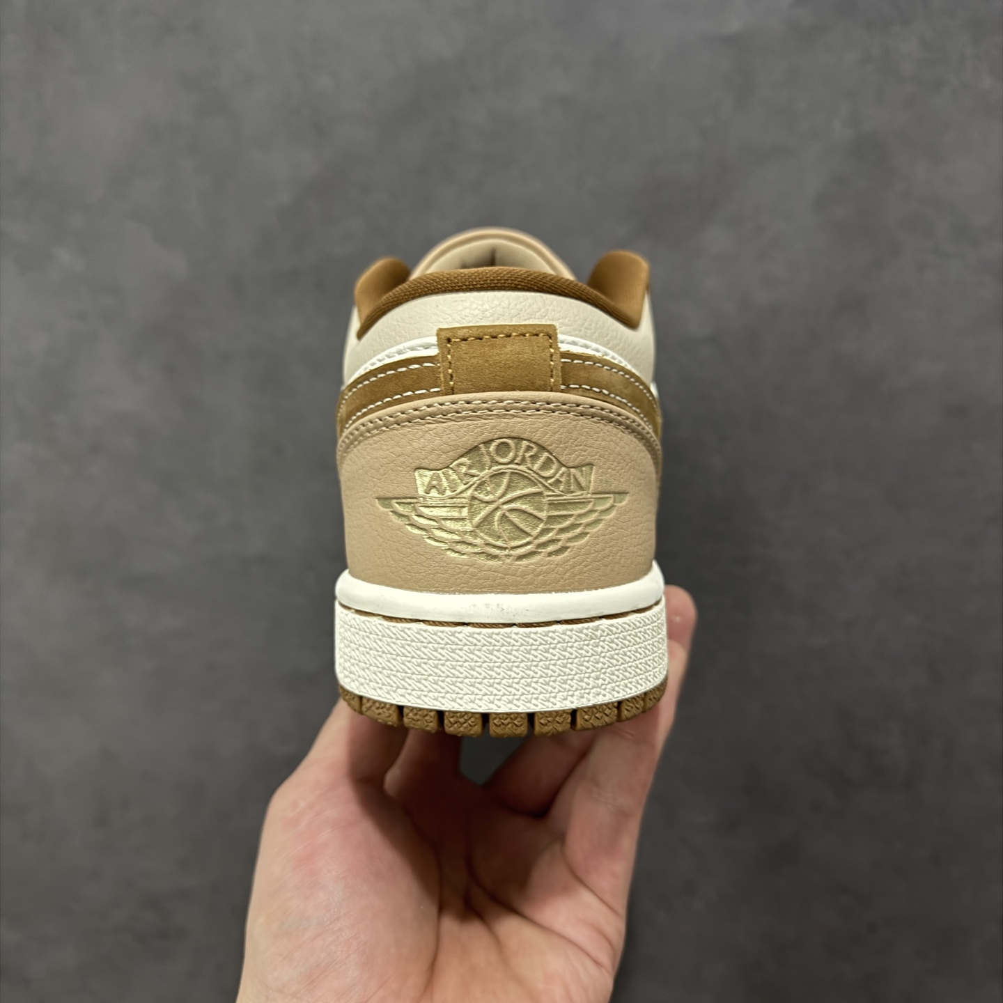 图片[4]-【H11版本】耐克Nike Air Jordan 1 AJ1经典复古经典低帮百搭文化篮球鞋 HF5753-221 公司级真标半码制#原档案原数据开发版型#采用荔枝纹头层皮革鞋面材质#原厂立体填充鞋舌海绵#中底注胶孔及缜密中底拉帮工艺#原数据开发模具大底 尺码：35.5 36 36.5 37.5 38 38.5 39 40 40.5 41 42 42.5 43 44 44.5 45 46 47.5 编码：H11B270280-选品中心