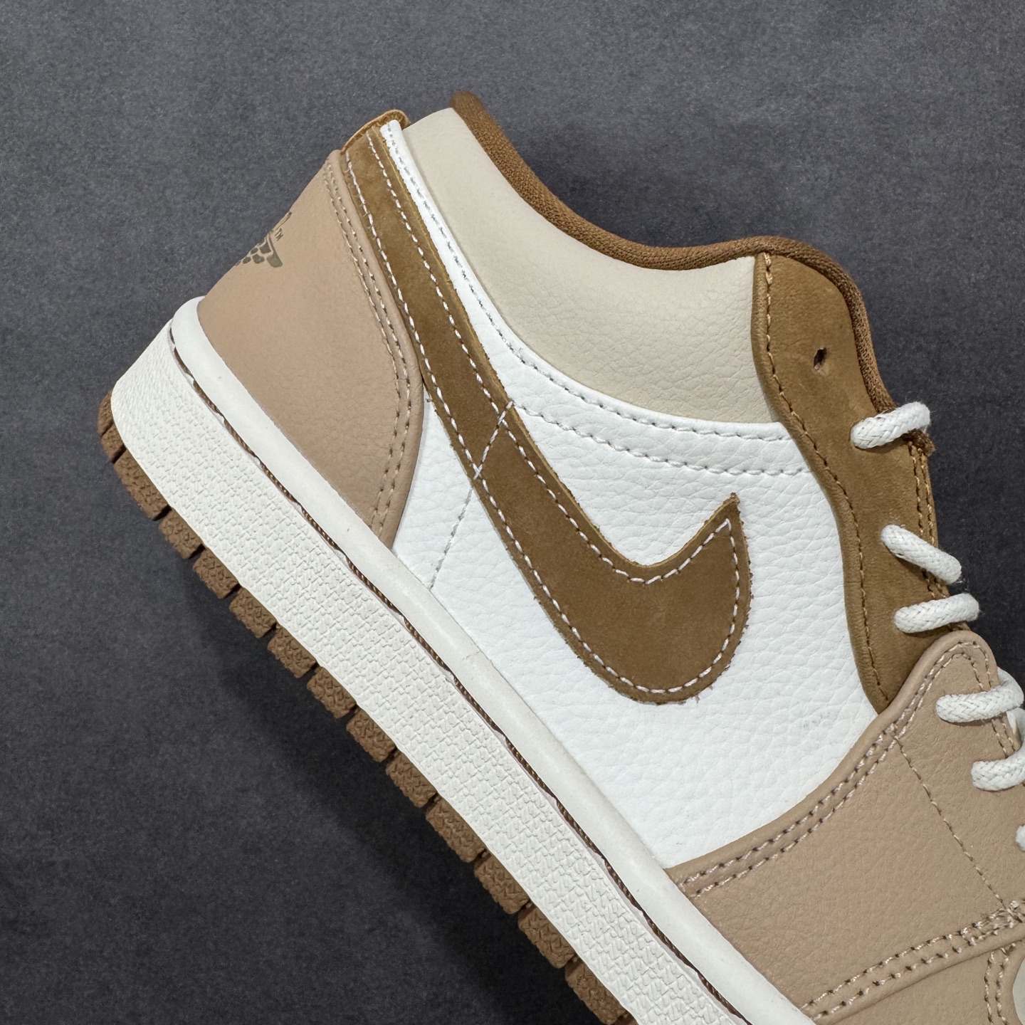 图片[6]-【H11版本】耐克Nike Air Jordan 1 AJ1经典复古经典低帮百搭文化篮球鞋 HF5753-221 公司级真标半码制#原档案原数据开发版型#采用荔枝纹头层皮革鞋面材质#原厂立体填充鞋舌海绵#中底注胶孔及缜密中底拉帮工艺#原数据开发模具大底 尺码：35.5 36 36.5 37.5 38 38.5 39 40 40.5 41 42 42.5 43 44 44.5 45 46 47.5 编码：H11B270280-选品中心