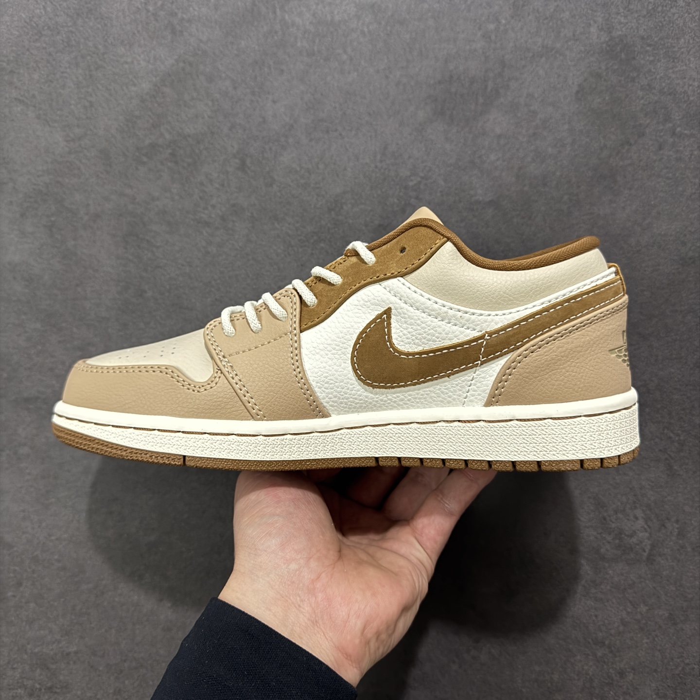 图片[2]-【H11版本】耐克Nike Air Jordan 1 AJ1经典复古经典低帮百搭文化篮球鞋 HF5753-221 公司级真标半码制#原档案原数据开发版型#采用荔枝纹头层皮革鞋面材质#原厂立体填充鞋舌海绵#中底注胶孔及缜密中底拉帮工艺#原数据开发模具大底 尺码：35.5 36 36.5 37.5 38 38.5 39 40 40.5 41 42 42.5 43 44 44.5 45 46 47.5 编码：H11B270280-选品中心