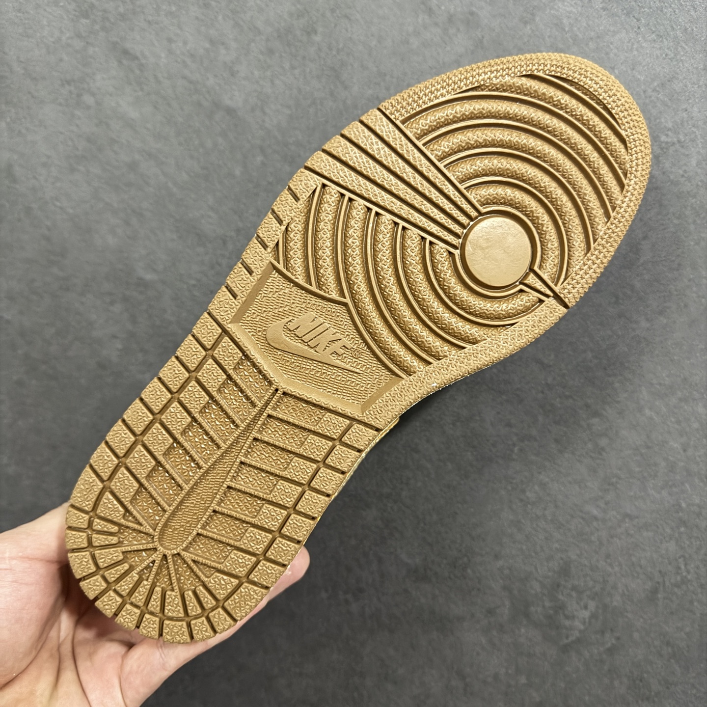 图片[9]-【H11版本】耐克Nike Air Jordan 1 AJ1经典复古经典低帮百搭文化篮球鞋 HF5753-221 公司级真标半码制#原档案原数据开发版型#采用荔枝纹头层皮革鞋面材质#原厂立体填充鞋舌海绵#中底注胶孔及缜密中底拉帮工艺#原数据开发模具大底 尺码：35.5 36 36.5 37.5 38 38.5 39 40 40.5 41 42 42.5 43 44 44.5 45 46 47.5 编码：H11B270280-选品中心