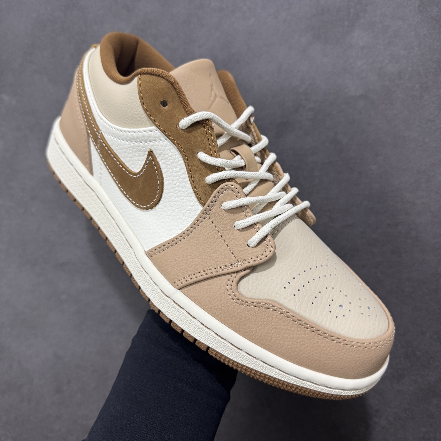 图片[3]-【H11版本】耐克Nike Air Jordan 1 AJ1经典复古经典低帮百搭文化篮球鞋 HF5753-221 公司级真标半码制#原档案原数据开发版型#采用荔枝纹头层皮革鞋面材质#原厂立体填充鞋舌海绵#中底注胶孔及缜密中底拉帮工艺#原数据开发模具大底 尺码：35.5 36 36.5 37.5 38 38.5 39 40 40.5 41 42 42.5 43 44 44.5 45 46 47.5 编码：H11B270280-选品中心