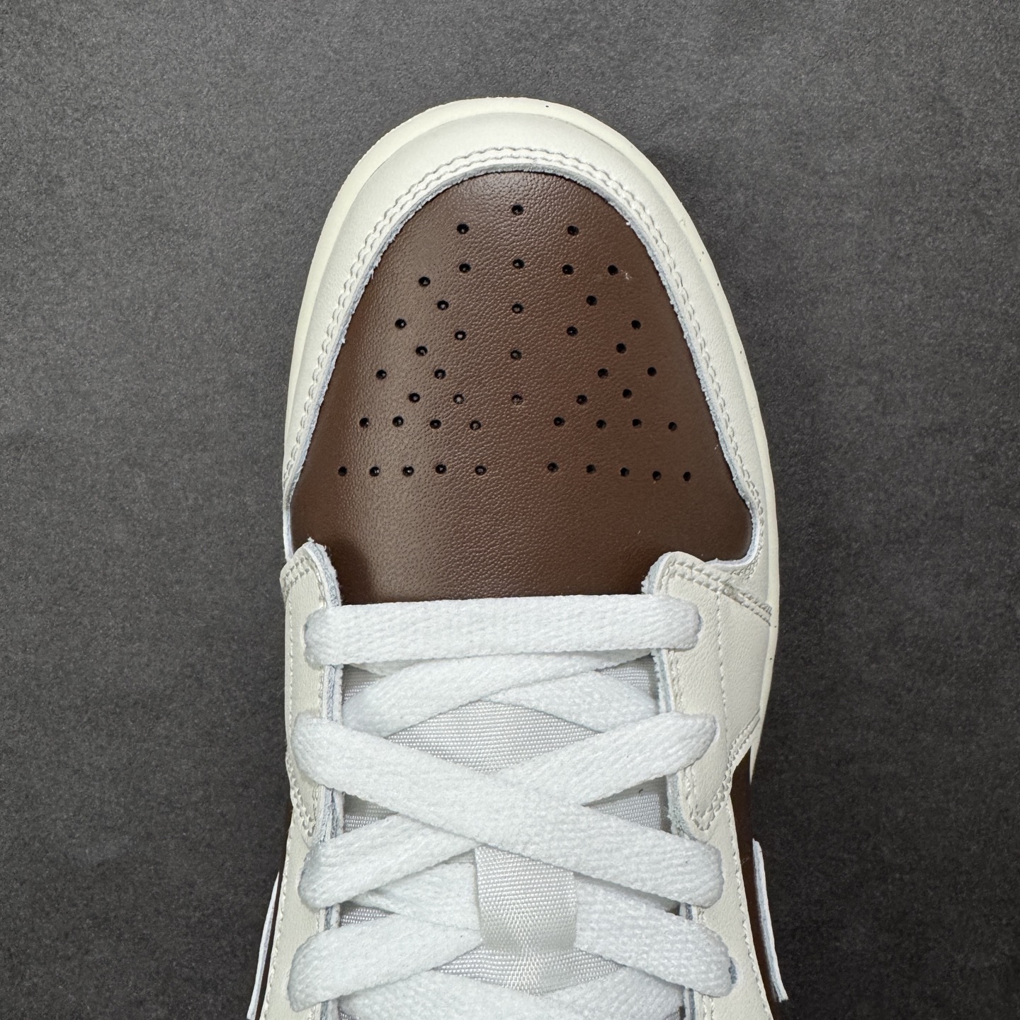 图片[8]-【K版纯原】Air Jordan AJ1 Low 低帮 新年系列 白红棕 IR7600-211 全新流水线出品 市场第二梯队最强版 全部原鞋开发 原楦原纸板开发 全鞋电脑针车 原厂内置全掌气垫 原盒内在原标 唯一Zp原版鞋带绑法 免检产品 全新2022版型 全头层皮料 完美零毛边处理 原厂配置全掌气垫 价格定位良心 新配色陆续出货 尺码：36-46-选品中心