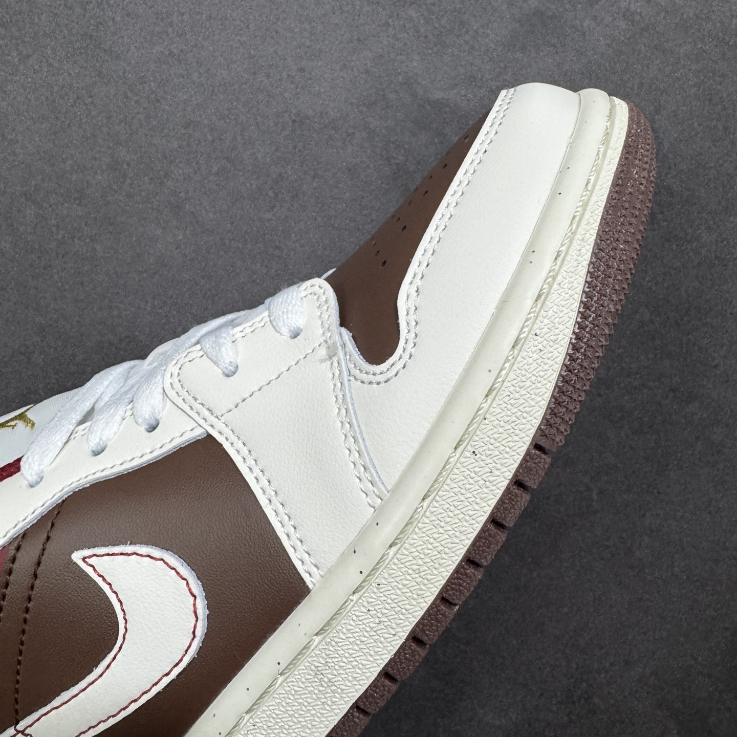 图片[5]-【K版纯原】Air Jordan AJ1 Low 低帮 新年系列 白红棕 IR7600-211 全新流水线出品 市场第二梯队最强版 全部原鞋开发 原楦原纸板开发 全鞋电脑针车 原厂内置全掌气垫 原盒内在原标 唯一Zp原版鞋带绑法 免检产品 全新2022版型 全头层皮料 完美零毛边处理 原厂配置全掌气垫 价格定位良心 新配色陆续出货 尺码：36-46-选品中心