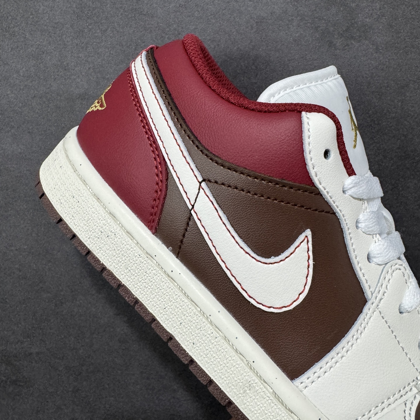 图片[6]-【K版纯原】Air Jordan AJ1 Low 低帮 新年系列 白红棕 IR7600-211 全新流水线出品 市场第二梯队最强版 全部原鞋开发 原楦原纸板开发 全鞋电脑针车 原厂内置全掌气垫 原盒内在原标 唯一Zp原版鞋带绑法 免检产品 全新2022版型 全头层皮料 完美零毛边处理 原厂配置全掌气垫 价格定位良心 新配色陆续出货 尺码：36-46-选品中心