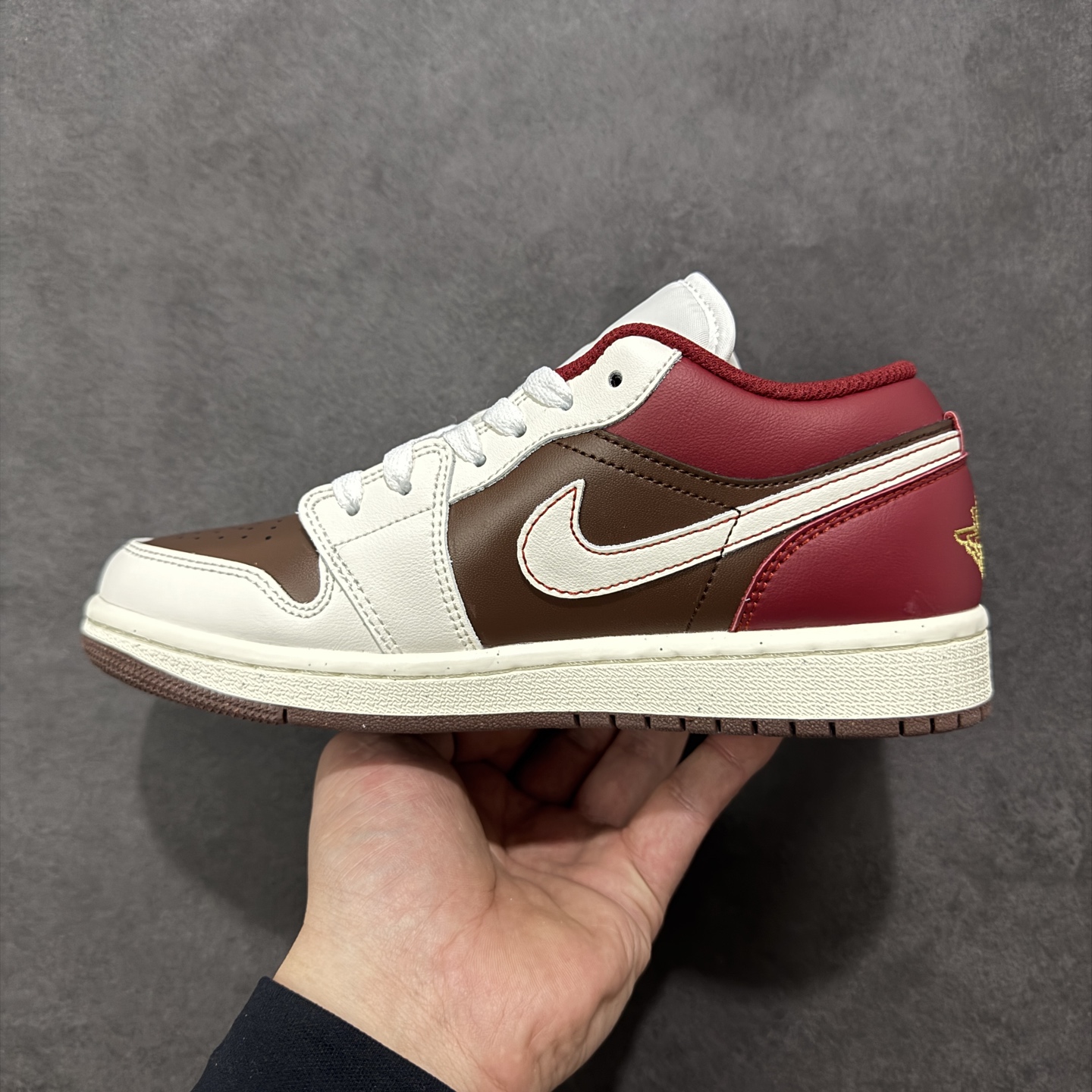 图片[2]-【K版纯原】Air Jordan AJ1 Low 低帮 新年系列 白红棕 IR7600-211 全新流水线出品 市场第二梯队最强版 全部原鞋开发 原楦原纸板开发 全鞋电脑针车 原厂内置全掌气垫 原盒内在原标 唯一Zp原版鞋带绑法 免检产品 全新2022版型 全头层皮料 完美零毛边处理 原厂配置全掌气垫 价格定位良心 新配色陆续出货 尺码：36-46-选品中心