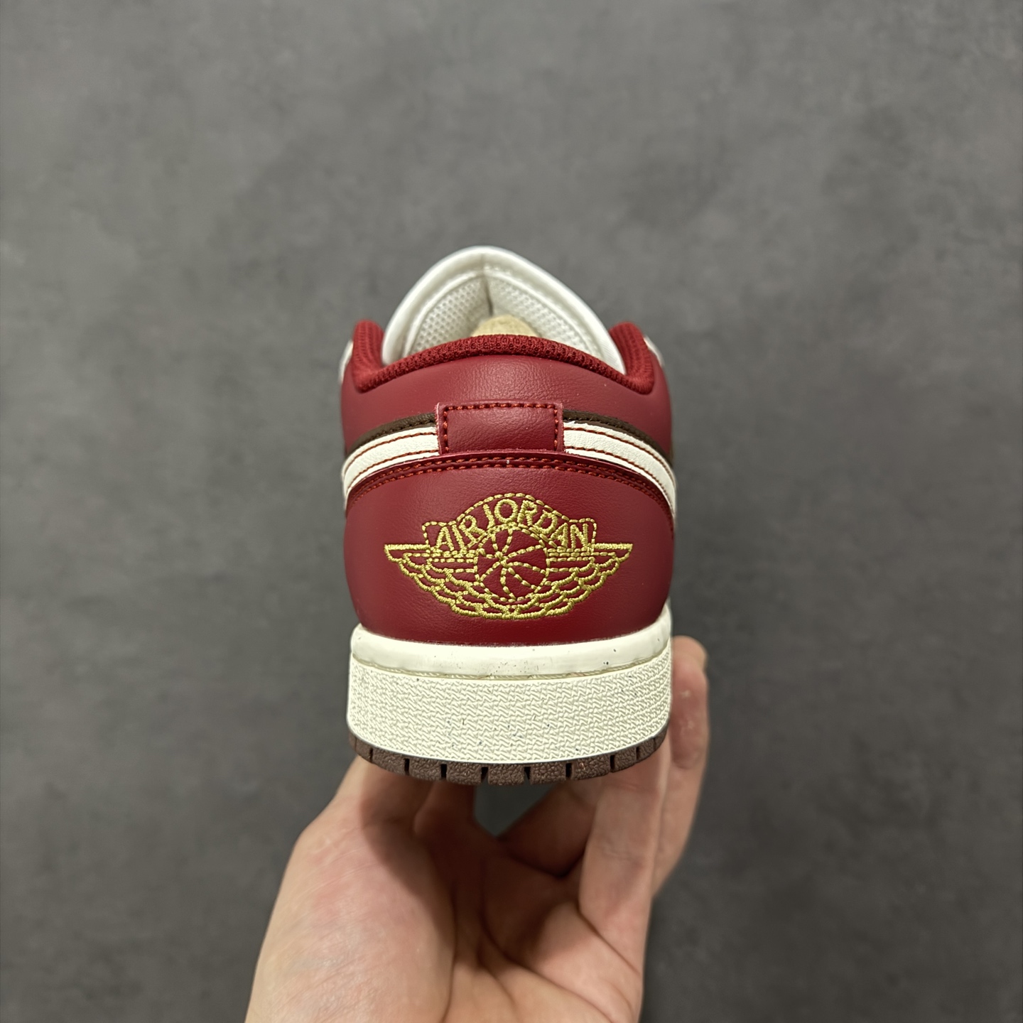 图片[4]-【K版纯原】Air Jordan AJ1 Low 低帮 新年系列 白红棕 IR7600-211 全新流水线出品 市场第二梯队最强版 全部原鞋开发 原楦原纸板开发 全鞋电脑针车 原厂内置全掌气垫 原盒内在原标 唯一Zp原版鞋带绑法 免检产品 全新2022版型 全头层皮料 完美零毛边处理 原厂配置全掌气垫 价格定位良心 新配色陆续出货 尺码：36-46-选品中心
