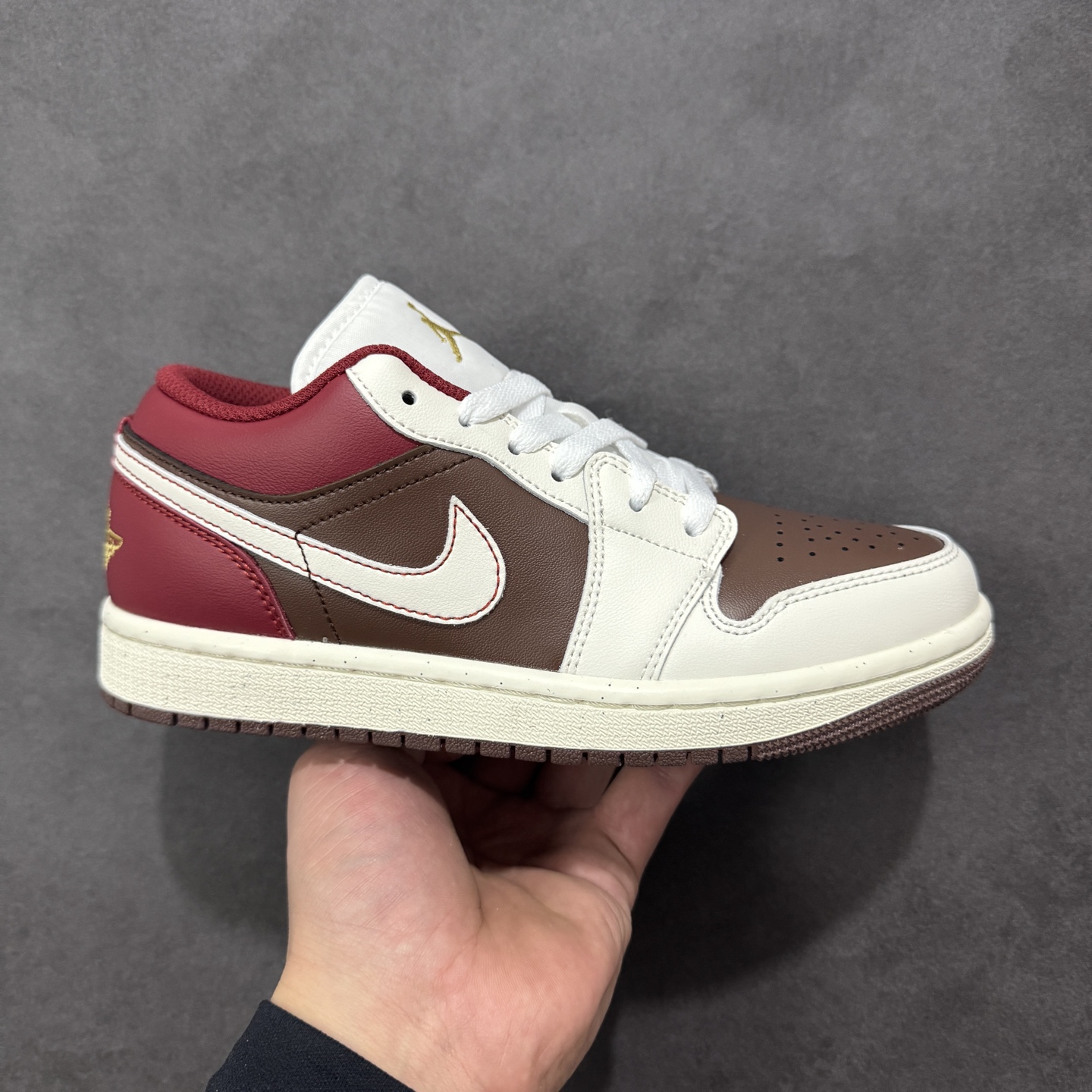 【K版纯原】Air Jordan AJ1 Low 低帮 新年系列 白红棕 IR7600-211 全新流水线出品 市场第二梯队最强版 全部原鞋开发 原楦原纸板开发 全鞋电脑针车 原厂内置全掌气垫 原盒内在原标 唯一Zp原版鞋带绑法 免检产品 全新2022版型 全头层皮料 完美零毛边处理 原厂配置全掌气垫 价格定位良心 新配色陆续出货 尺码：36-46-选品中心
