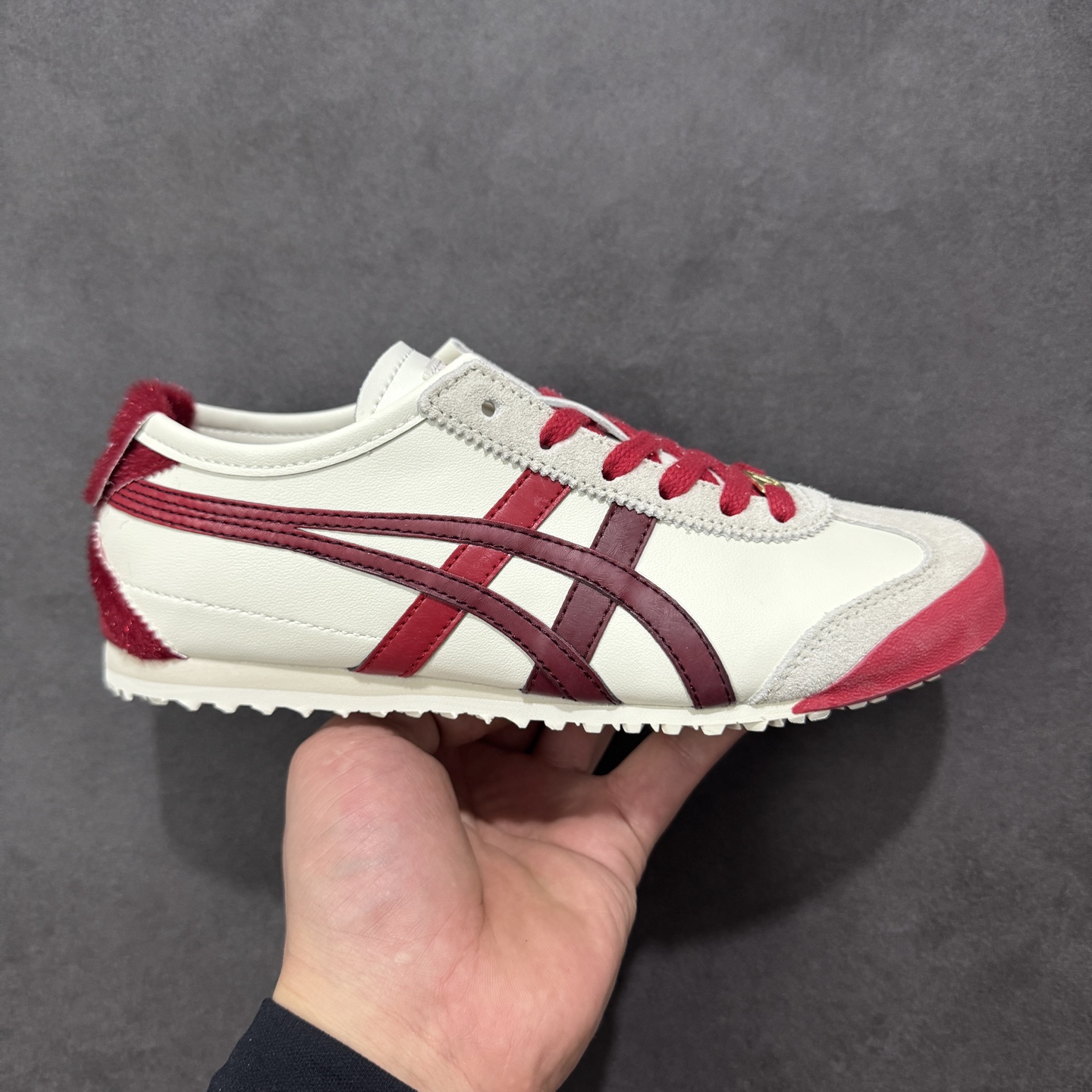 【公司级】Onitsuka Tiger MEXICO 66 VIN百搭单品 马年限定 板鞋 MEXICO 66是鬼冢虎旗下最经典的款式，李小龙最喜欢的一款训练鞋休闲鞋！鞋身特有的虎爪造型LOGO，辨识度非常高！更是由偶像明星李宇春等人代言，成为越来越流行的休闲鞋选择 货号：1183C600-100 尺码：36 37 38 39 40.5 41.5 42 43.5 44 45 编码：FSB220230-选品中心