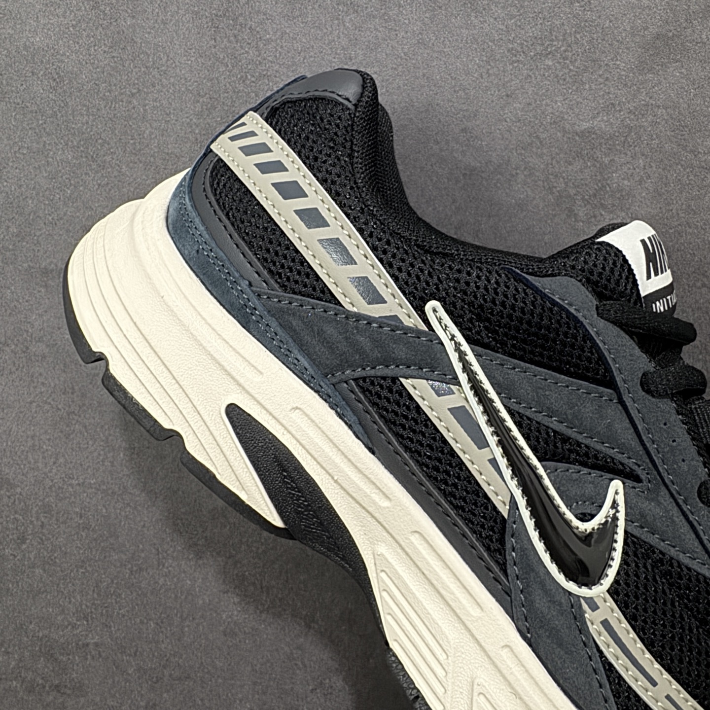 图片[6]-【公司级】NK Initiator 创始者系列 黑灰银 复古运动舒适网布休闲跑步鞋 Ins爆火全新韩系古着风 回味经典 采用透气网眼鞋面和支撑覆盖层 自然运动设计的Phlyon中底用于缓冲 BRS 1000碳橡胶外底具有轻质柔韧性 牵引力和耐用性 货号：IB4339-026 尺码：36 36.5 37.5 38 38.5 39 40 40.5 41 42 42.5 43 44 45 编码：LDSB220230-选品中心
