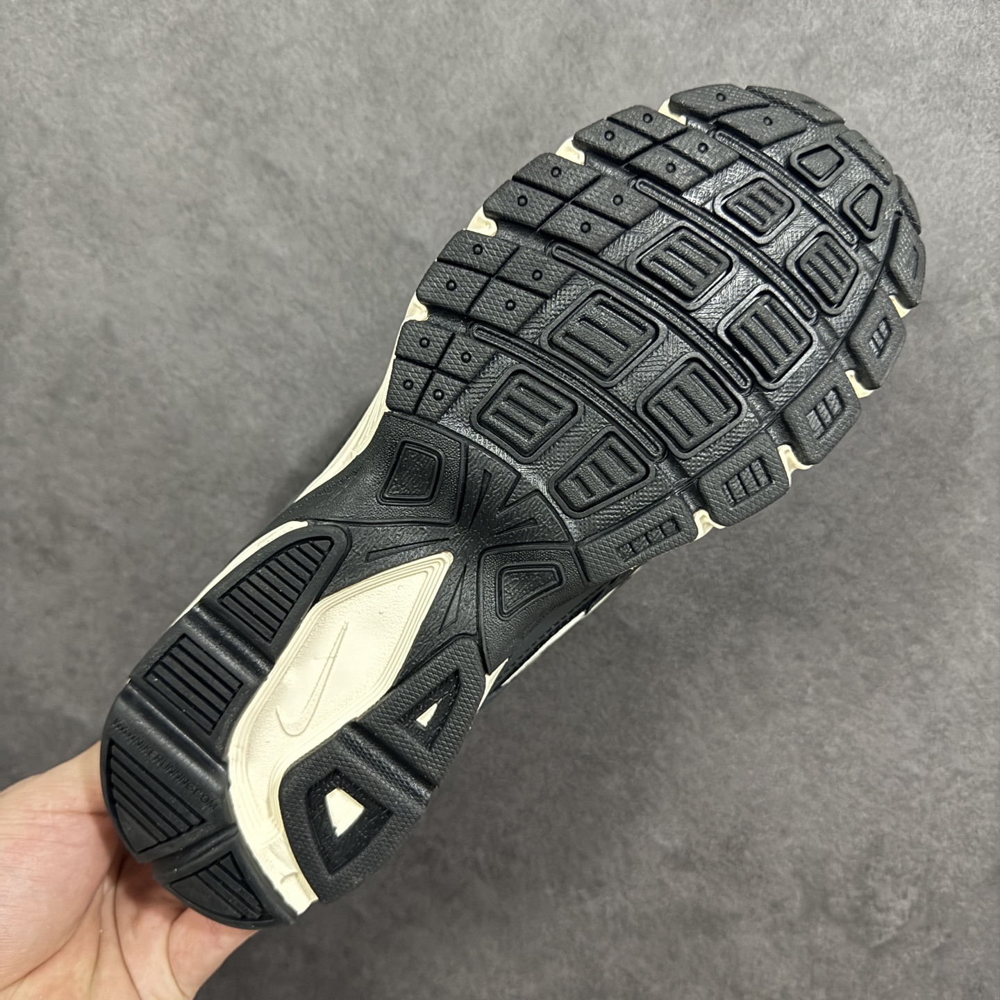 图片[9]-【公司级】NK Initiator 创始者系列 黑灰银 复古运动舒适网布休闲跑步鞋 Ins爆火全新韩系古着风 回味经典 采用透气网眼鞋面和支撑覆盖层 自然运动设计的Phlyon中底用于缓冲 BRS 1000碳橡胶外底具有轻质柔韧性 牵引力和耐用性 货号：IB4339-026 尺码：36 36.5 37.5 38 38.5 39 40 40.5 41 42 42.5 43 44 45 编码：LDSB220230-选品中心