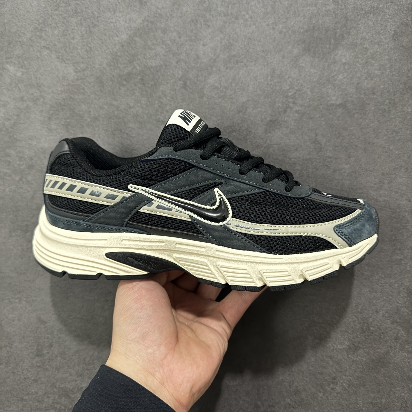 【公司级】NK Initiator 创始者系列 黑灰银 复古运动舒适网布休闲跑步鞋 Ins爆火全新韩系古着风 回味经典 采用透气网眼鞋面和支撑覆盖层 自然运动设计的Phlyon中底用于缓冲 BRS 1000碳橡胶外底具有轻质柔韧性 牵引力和耐用性 货号：IB4339-026 尺码：36 36.5 37.5 38 38.5 39 40 40.5 41 42 42.5 43 44 45 编码：LDSB220230-选品中心