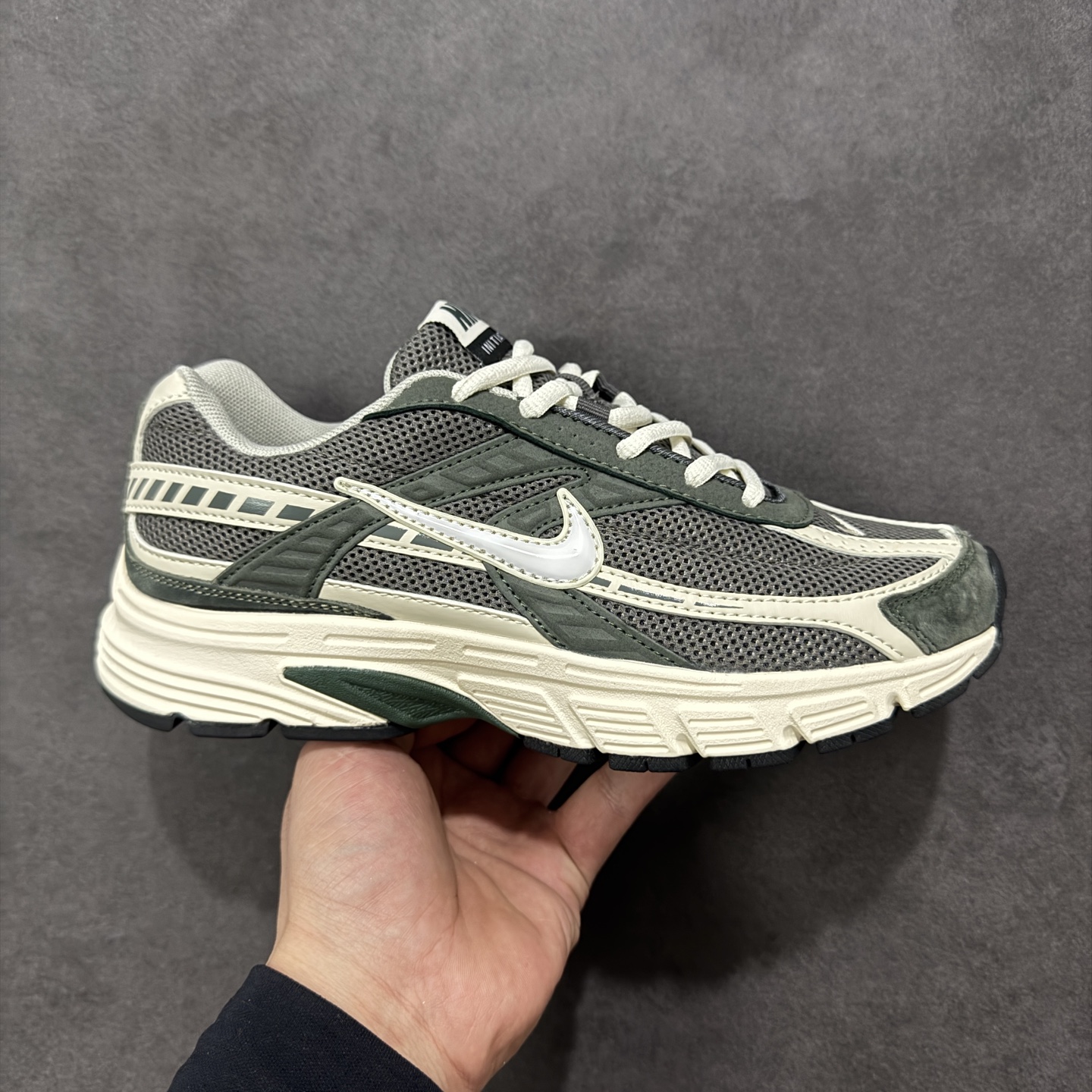 【公司级】NK Initiator 创始者系列 复古运动舒适网布休闲跑步鞋 Ins爆火全新韩系古着风 回味经典 采用透气网眼鞋面和支撑覆盖层 自然运动设计的Phlyon中底用于缓冲 BRS 1000碳橡胶外底具有轻质柔韧性 牵引力和耐用性 货号：IB4339-025 尺码：36 36.5 37.5 38 38.5 39 40 40.5 41 42 42.5 43 44 45 编码：LDSB220230-选品中心